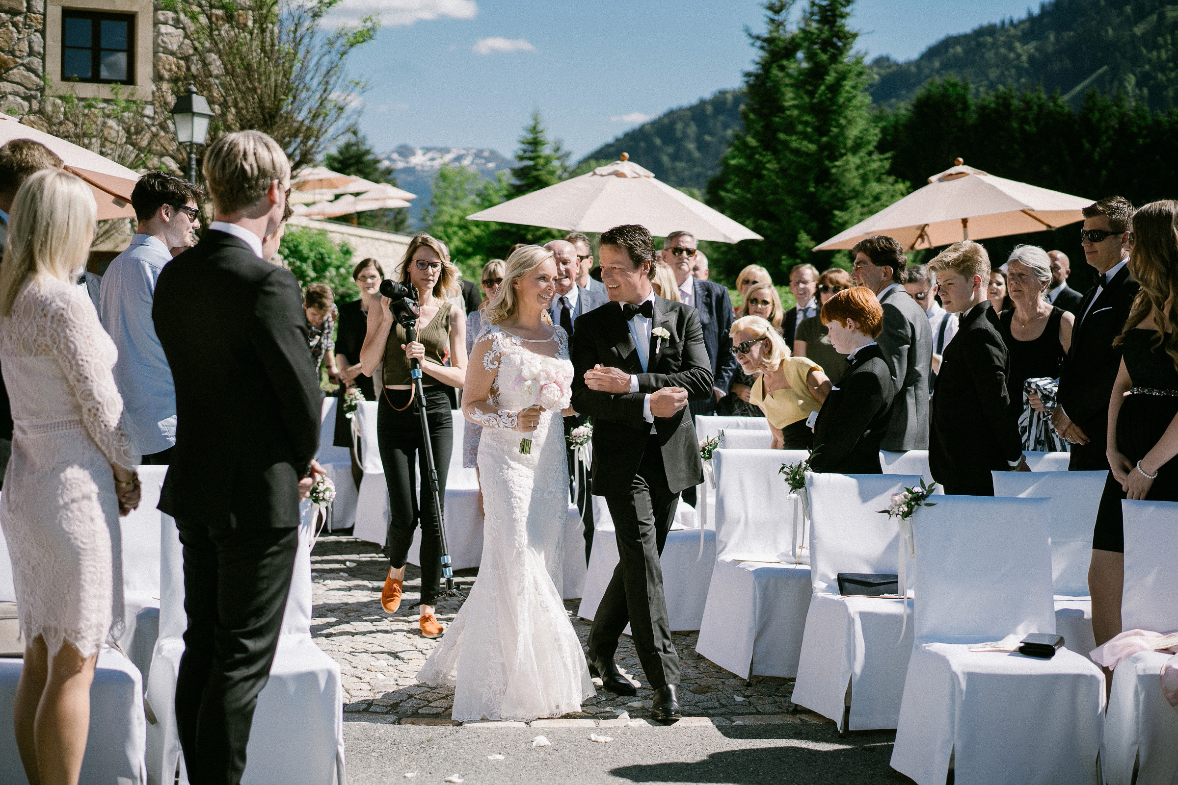Alpenhochzeit: das Brautpaar läuft ein, die Gäste stehen Spalier