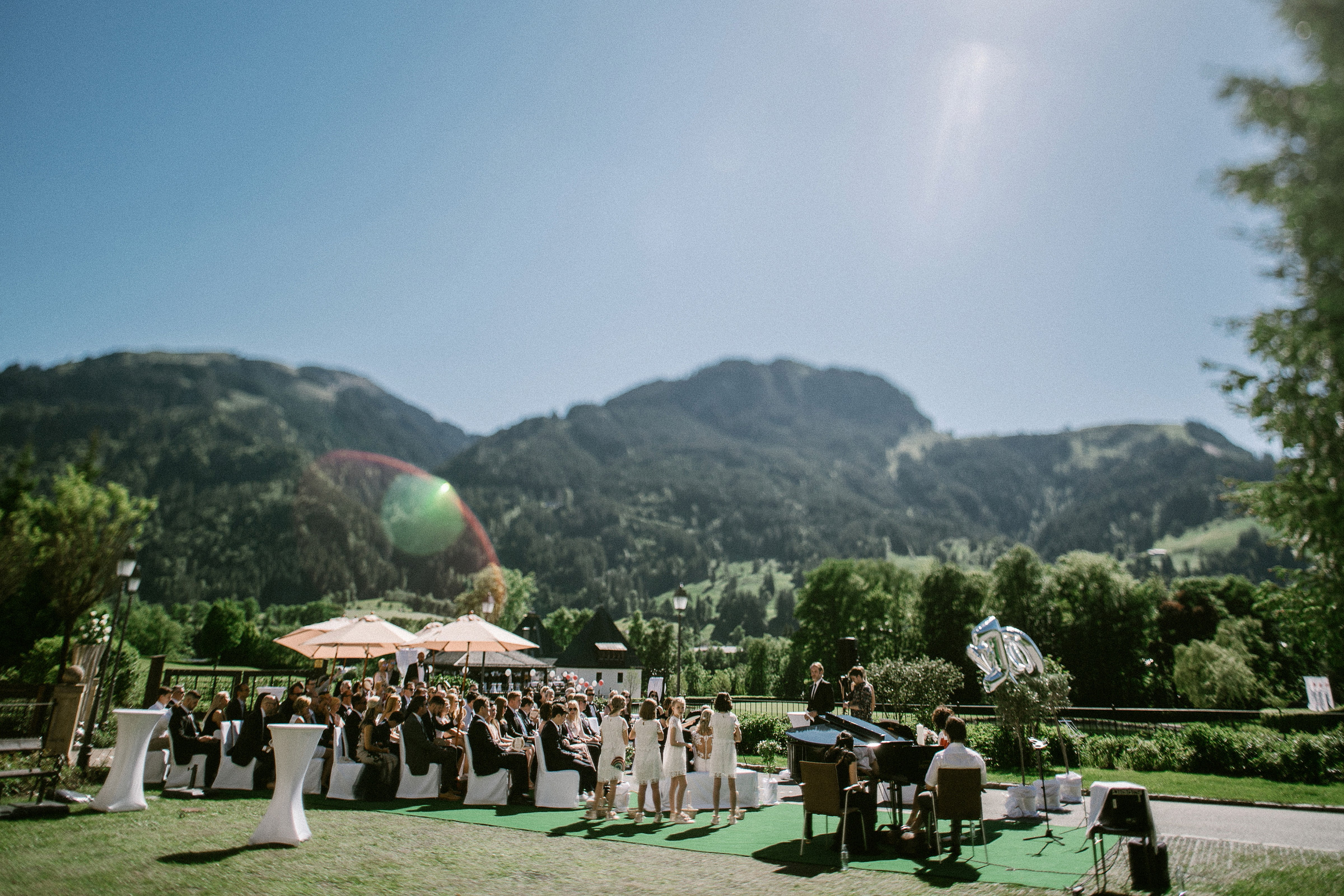 Alpenhochzeit: die Trauung im Freien, im Hintergrund die Alpenlandschaft