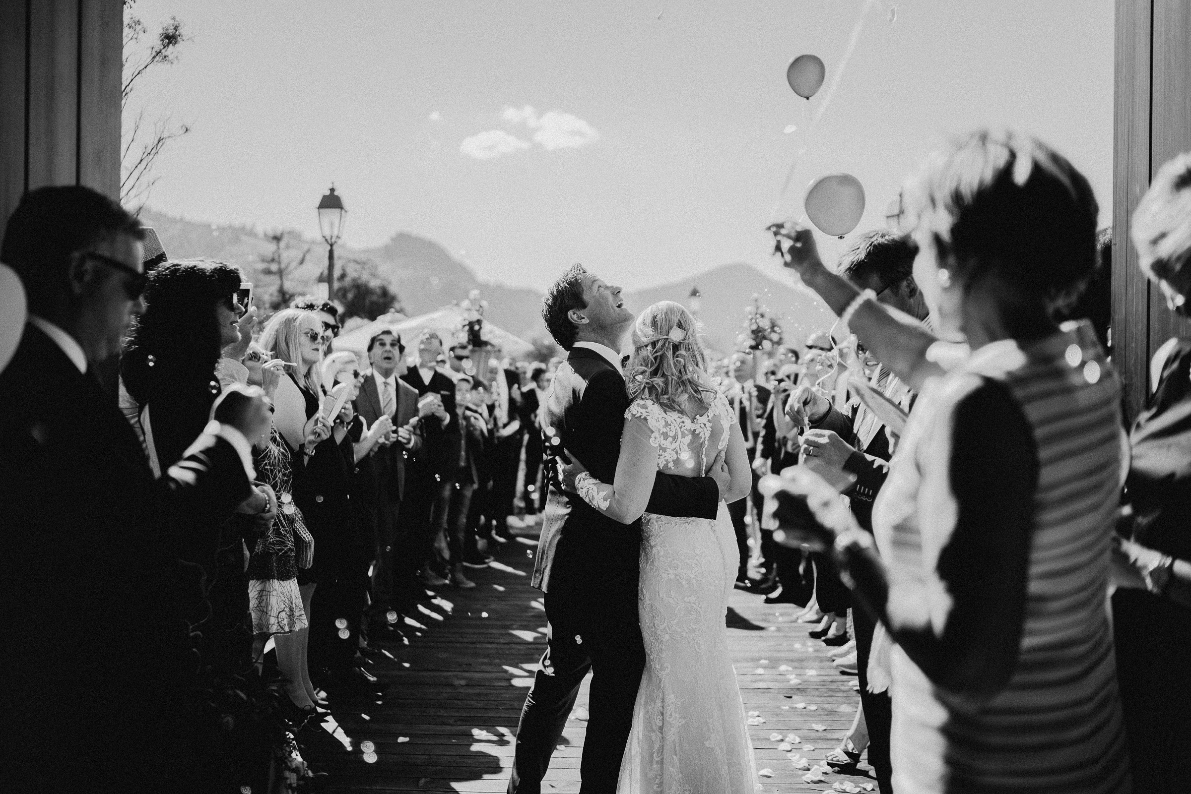 Alpenhochzeit: das Brautpaar schaut den Ballons nach