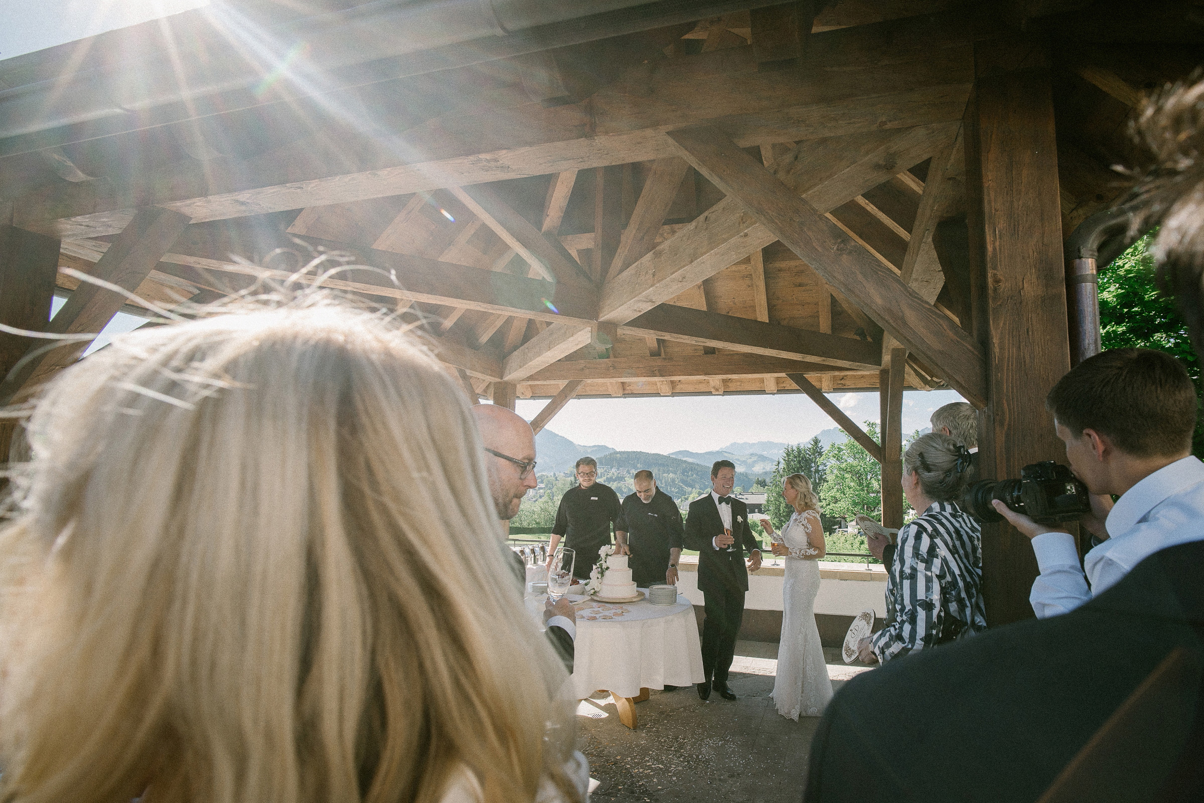 Alpenhochzeit: das Brautpaar wartet darauf, die Hochzeitstorte anzuschneiden