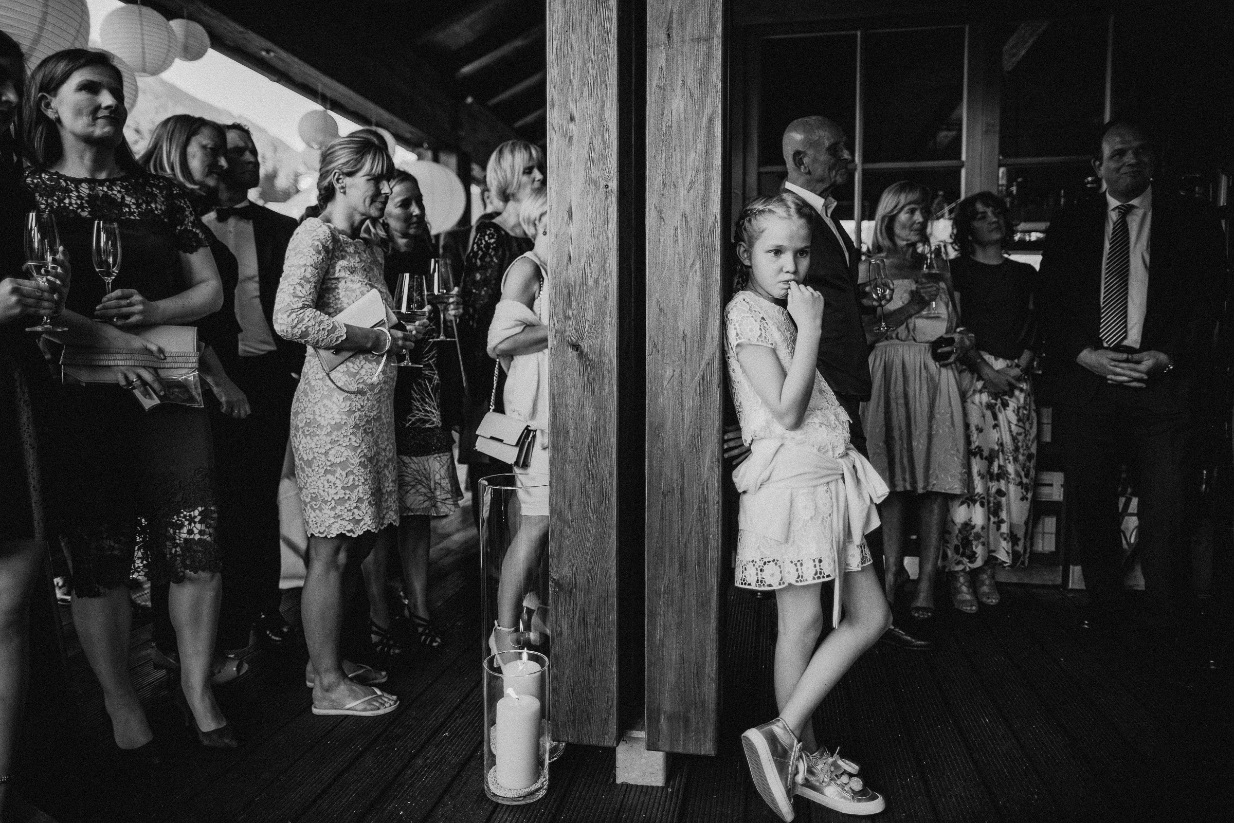 Alpenhochzeit: Hochzeitsgäste und träumendes Kind