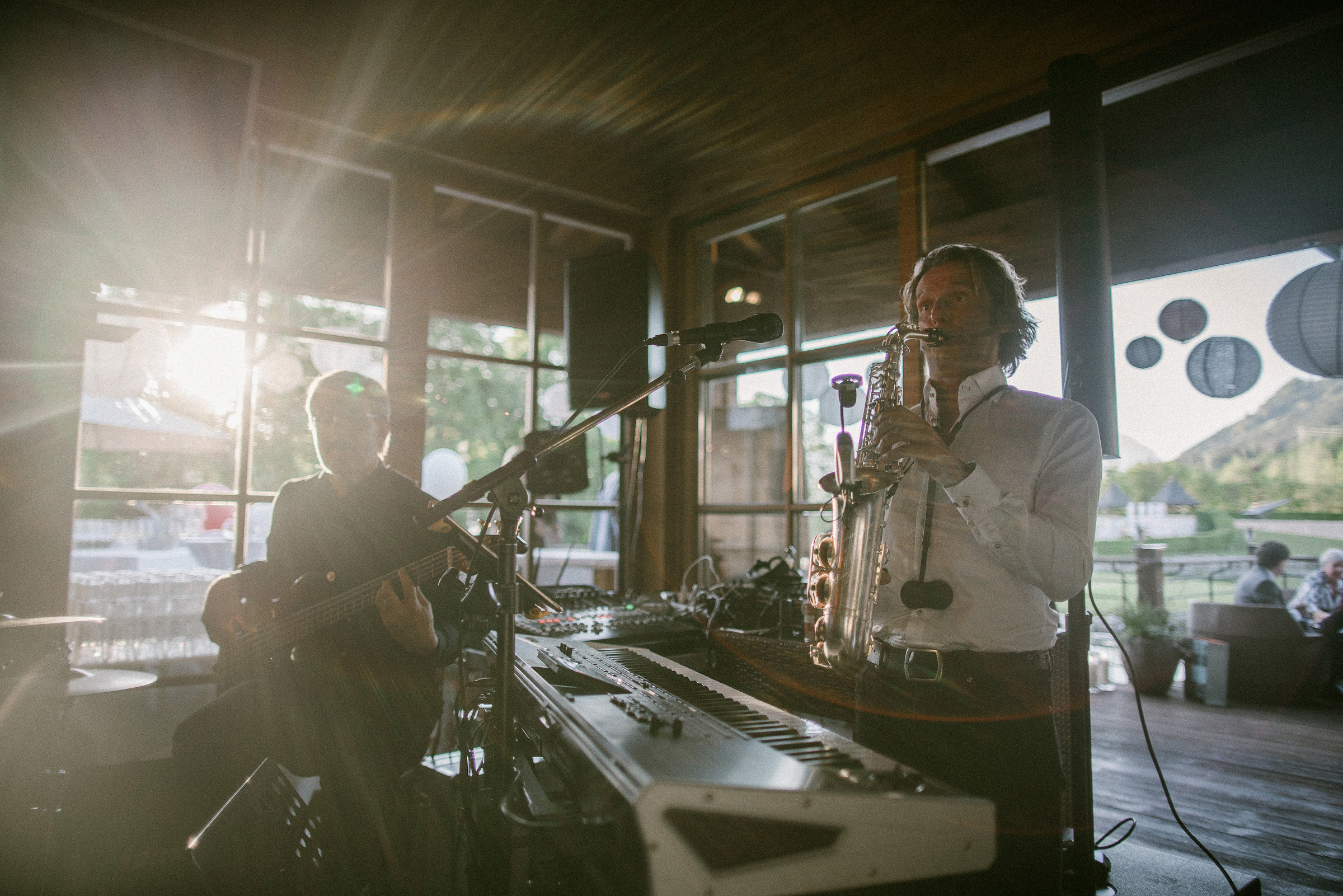 Alpenhochzeit: Musiker im Schein der Abendsonne