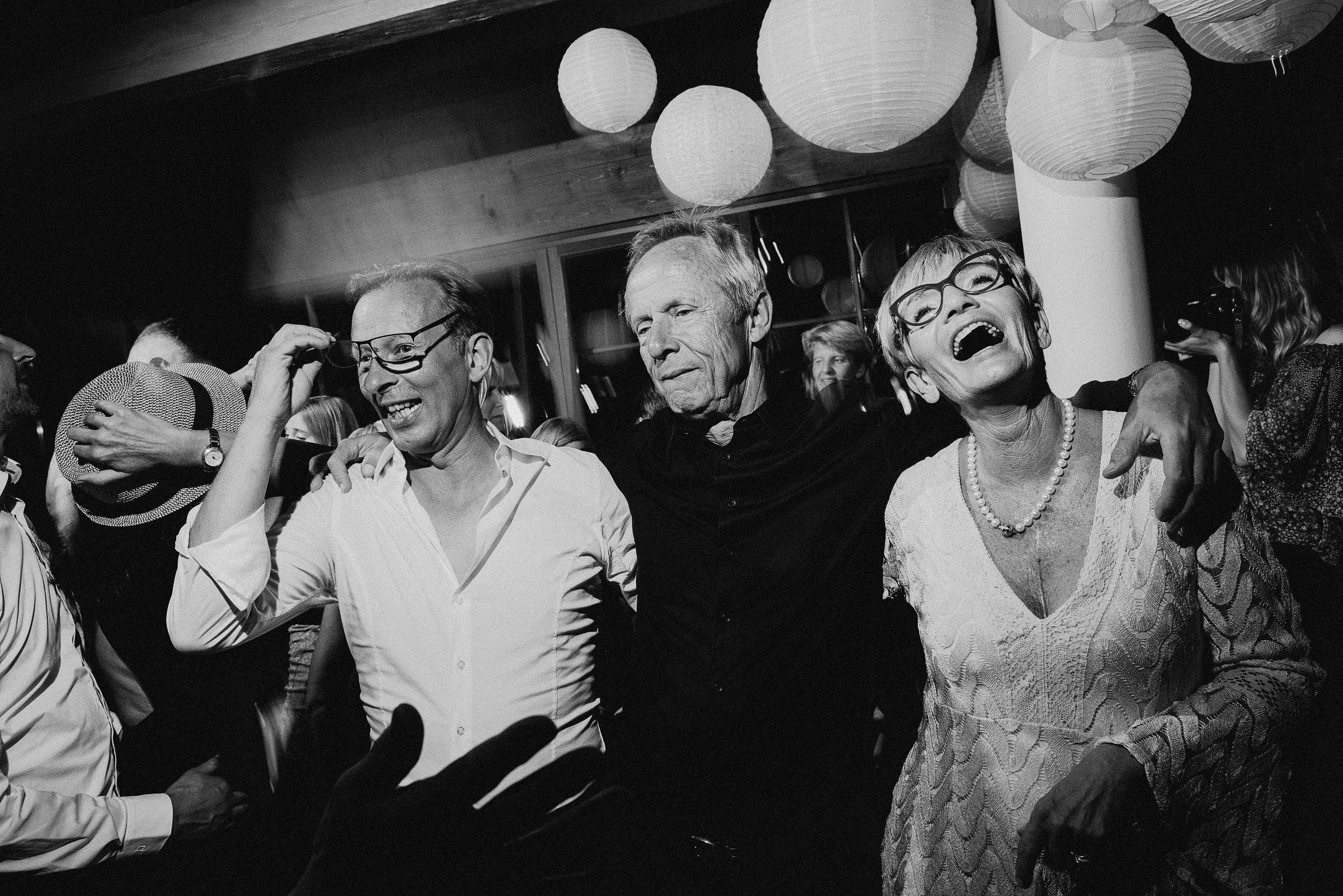 Alpenhochzeit: Partystimmung unter den Hochzeitsgästen