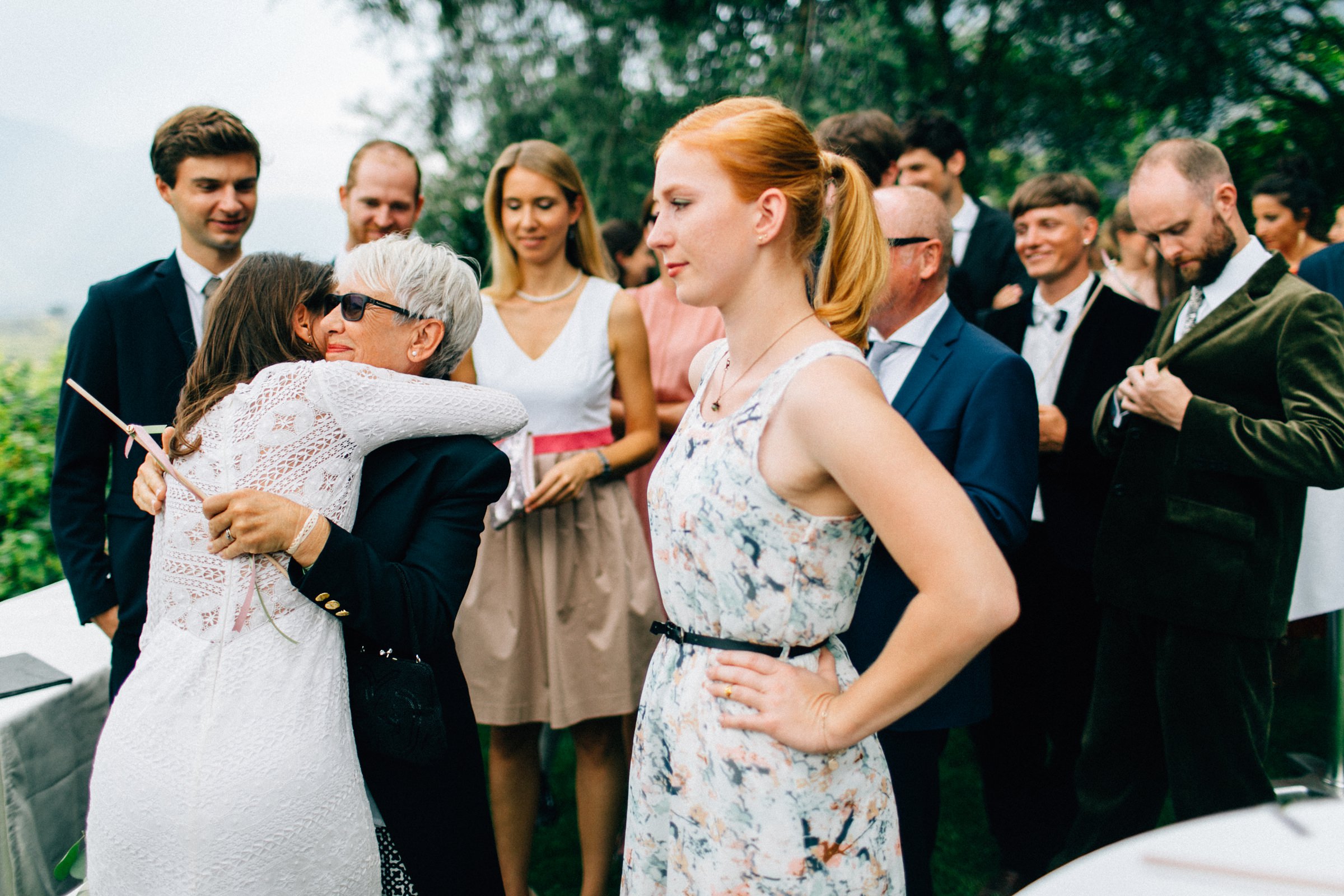 Braut der mediterranen Hochzeit wird umarmt