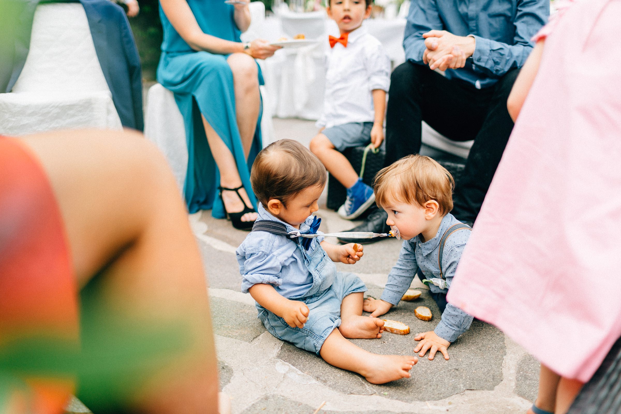 zwei Kinder spielen miteinander