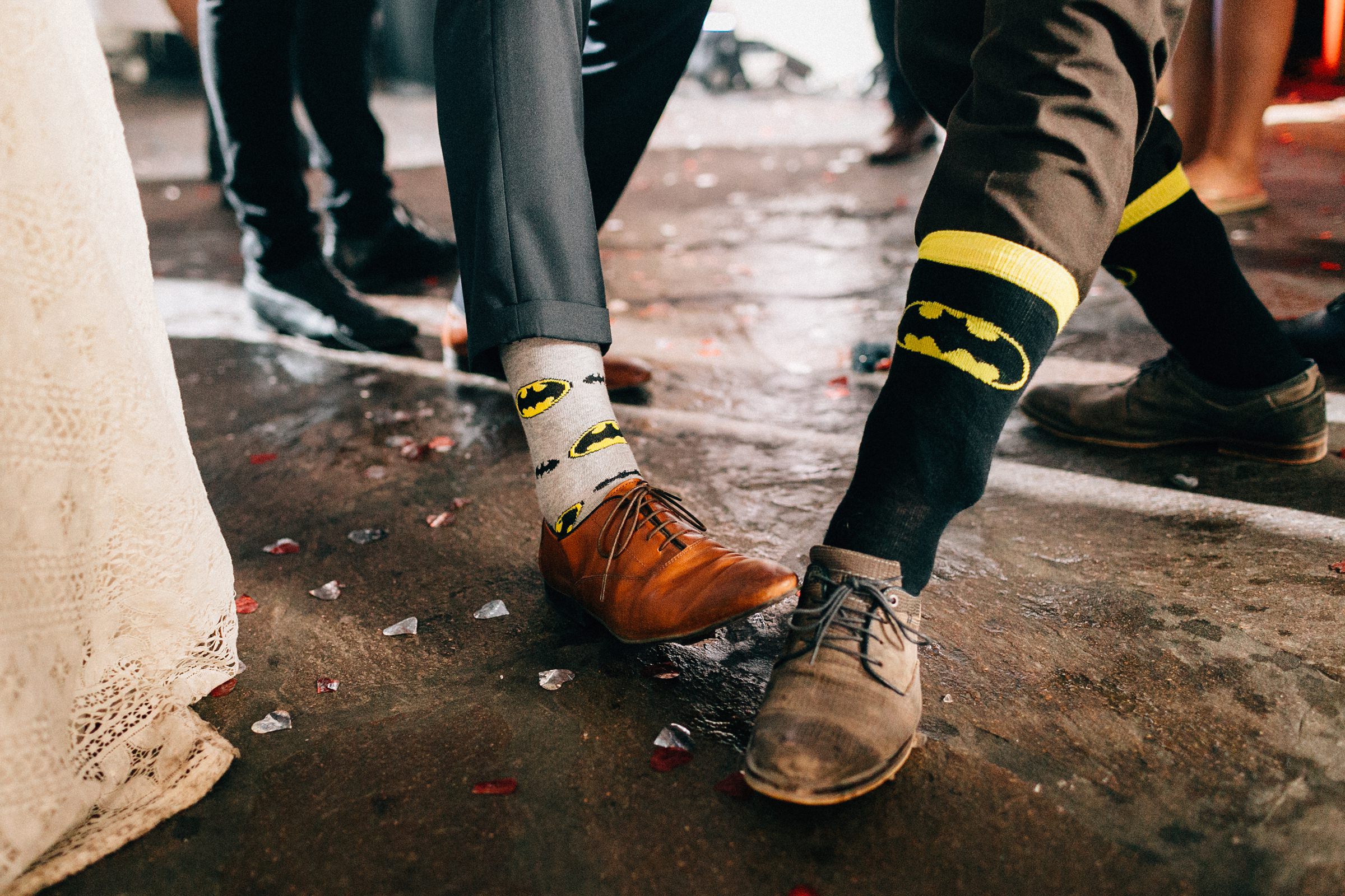 Hochzeitsgäste zeigen ihre Batman-Socken