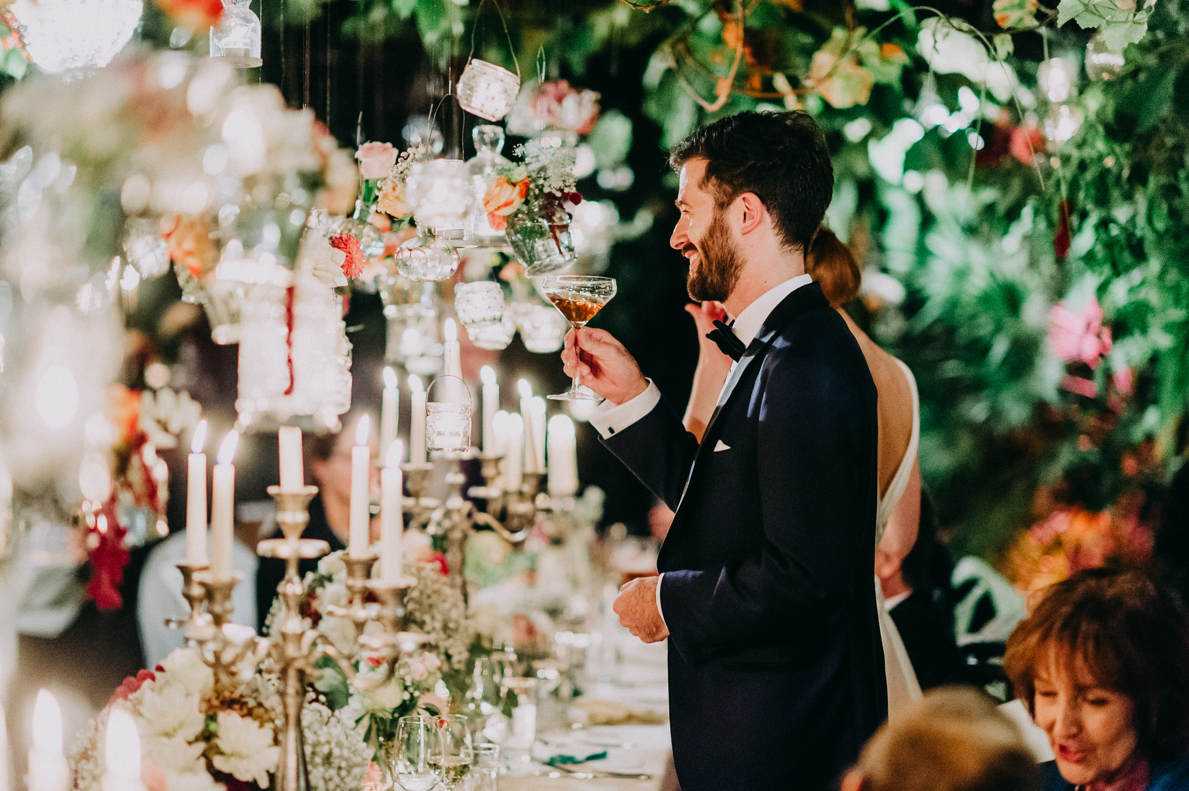 Hochzeit in der Alten Gärtnerei: Brautpaar prostet den Gästen zu