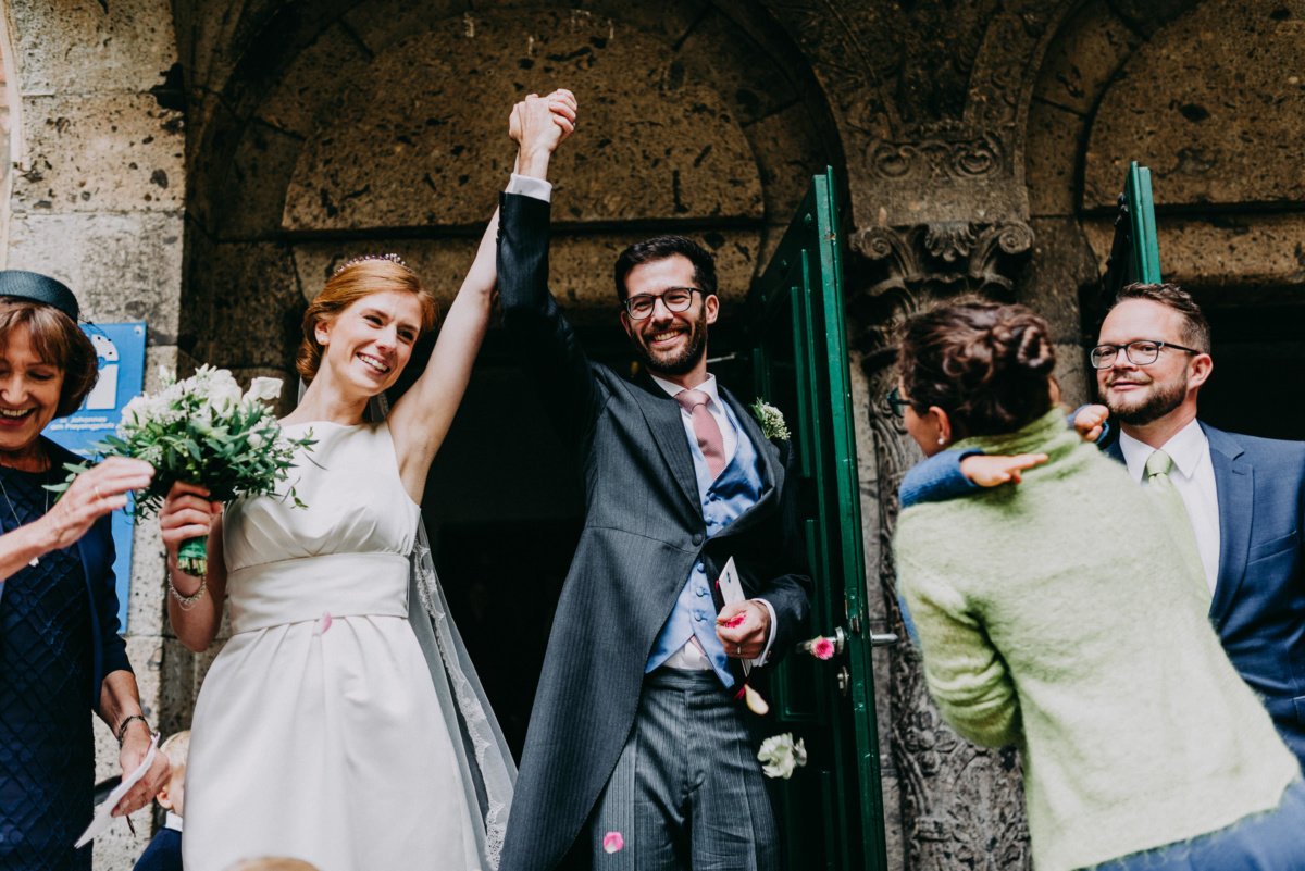 Hochzeit in der Alten Gärtnerei: Brautpaar kommt jubelnd aus der Kirche