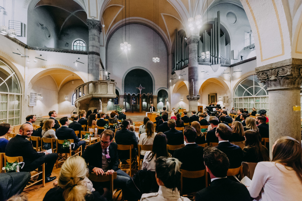 Hochzeit in der Alten Gärtnerei: Hochzeitsgesellschaft in der Kirche
