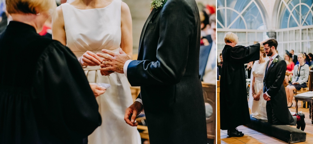 Hochzeit in der Alten Gärtnerei: Braut steckt Bräutigam Ring an den Finger