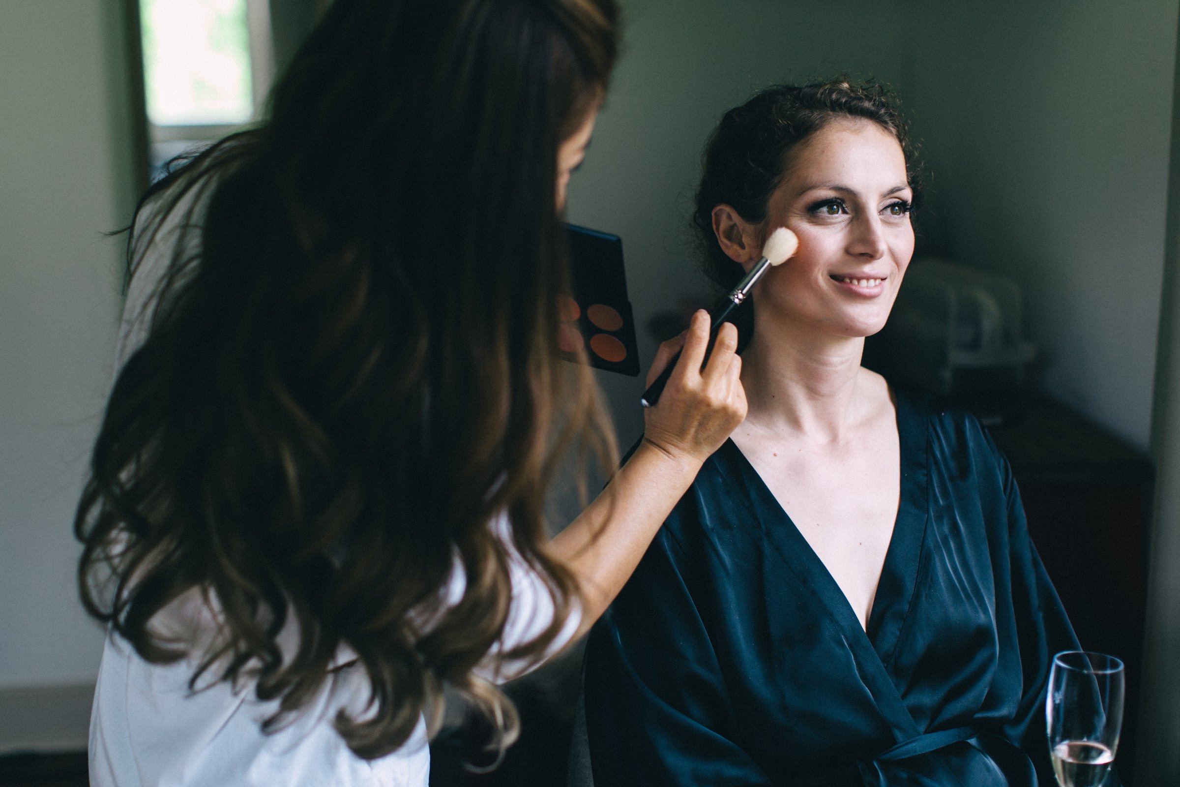 Hochzeit auf einer Insel: die Braut wird geschminkt