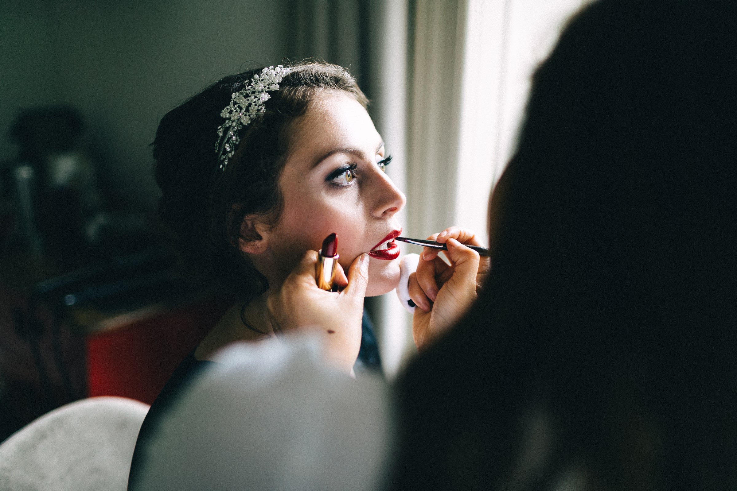 Hochzeit auf einer Insel: Lippenstift wird bei der Braut aufgetragen