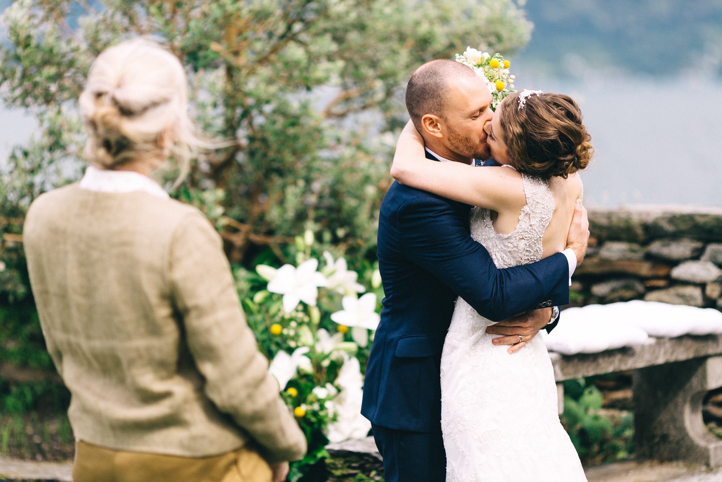 Hochzeit auf einer Insel: das Brautpaar küsst sich