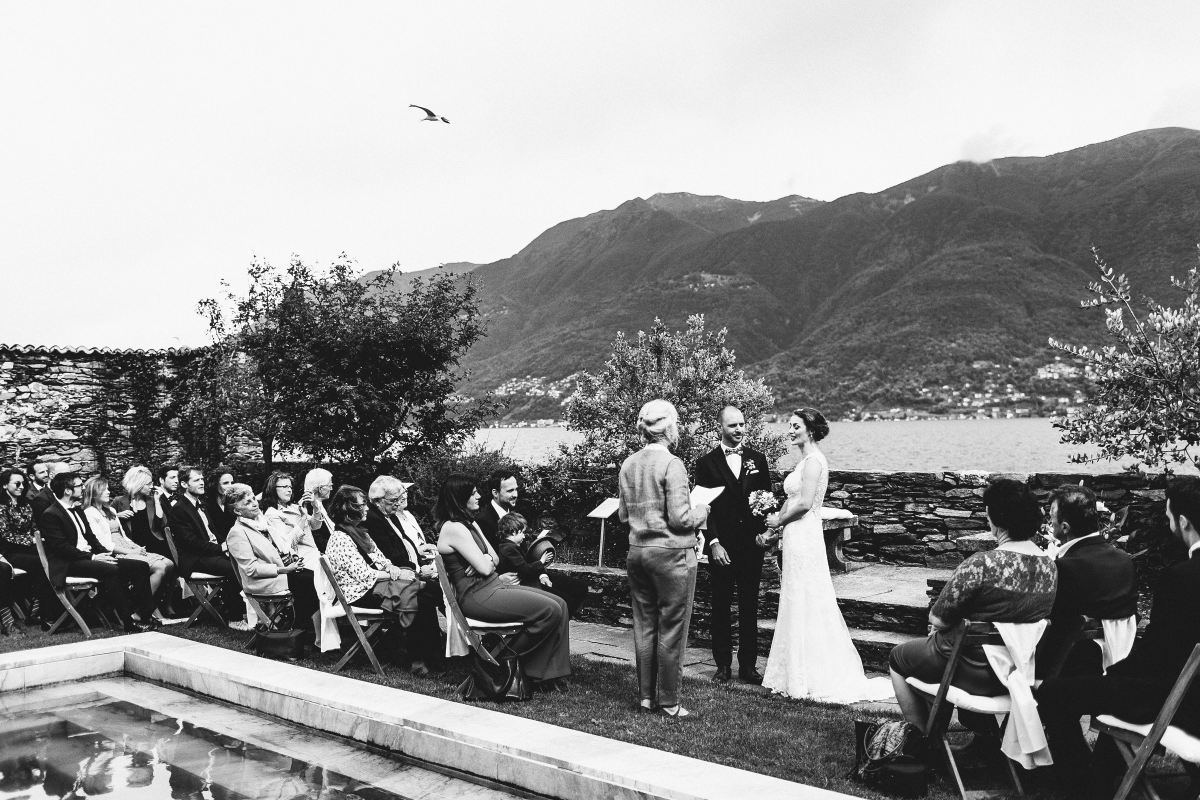 Hochzeit auf einer Insel: die Hochzeitsgesellschaft während der Trauung