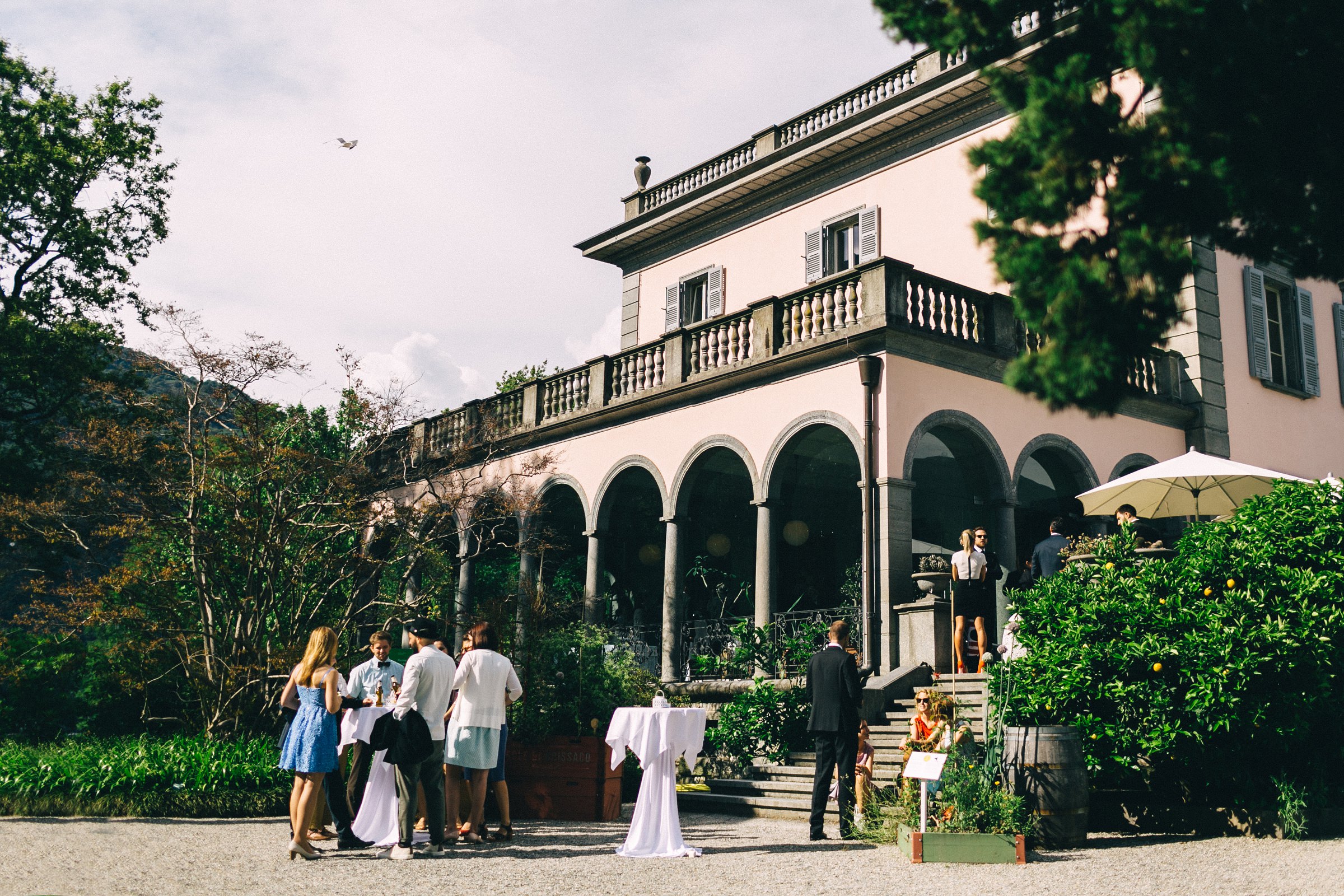Hochzeit auf einer Insel: die Hochzeitsgesellschaft vor der Villa