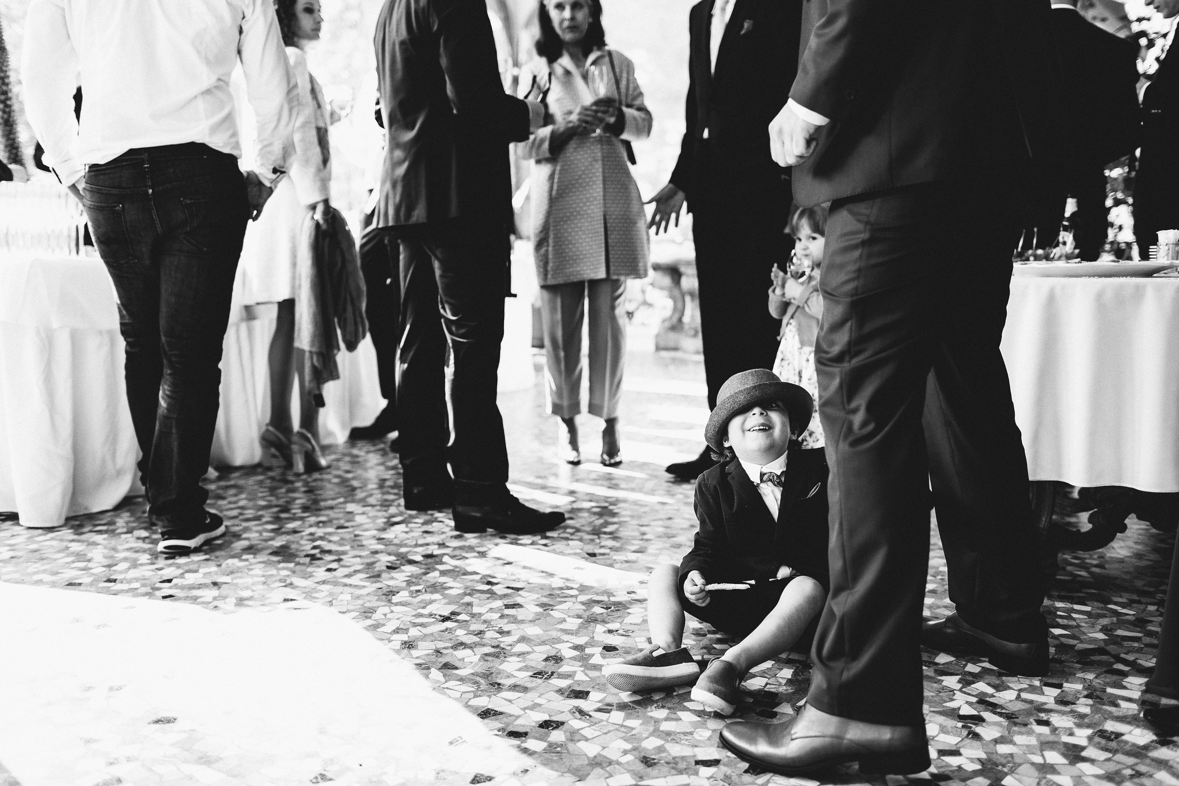 Hochzeit auf einer Insel: lachendes Kind mit Hut