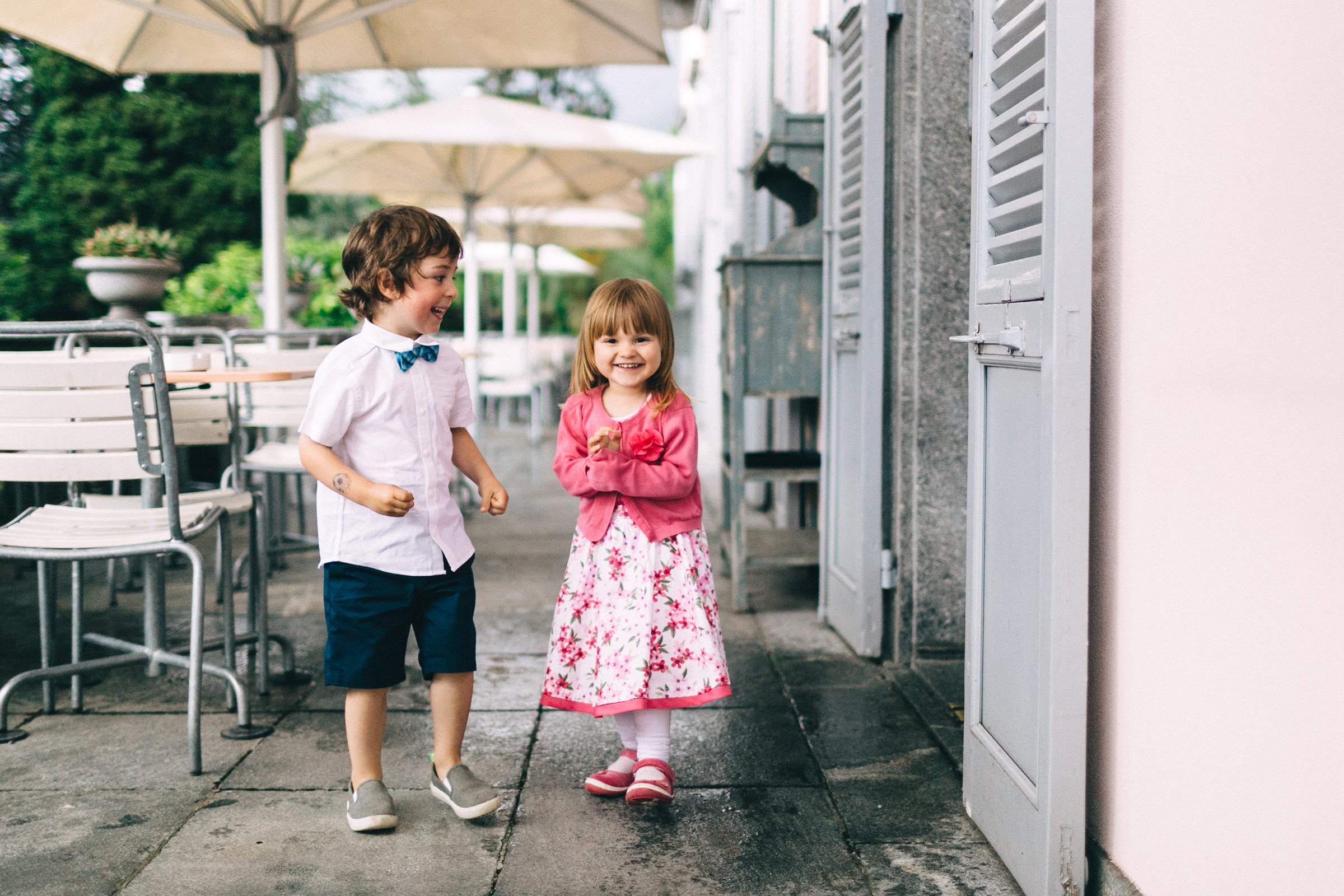 Hochzeit auf einer Insel: zwei lachende Kinder