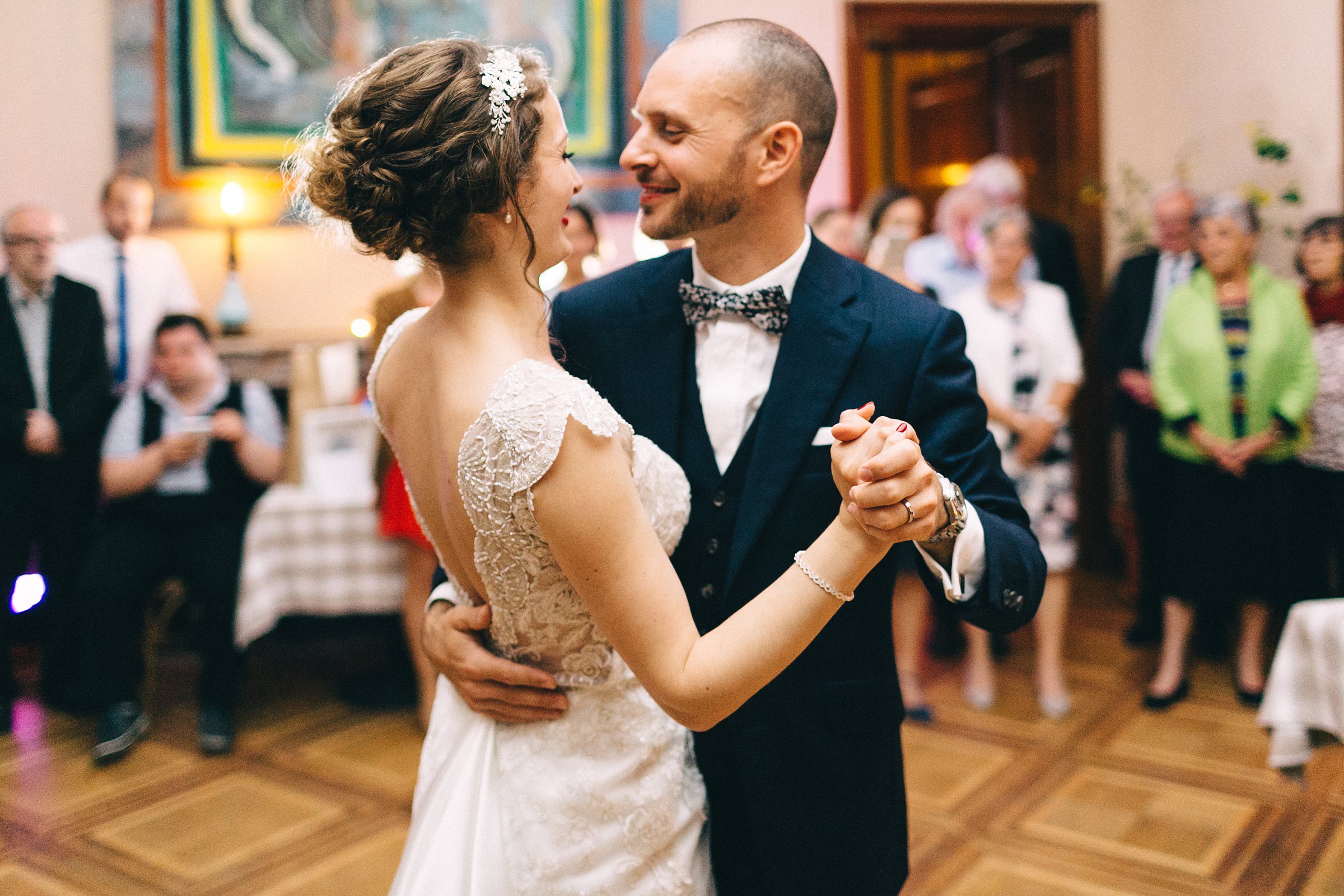 Hochzeit auf einer Insel: Brautpaar während des Hochzeitstanzes