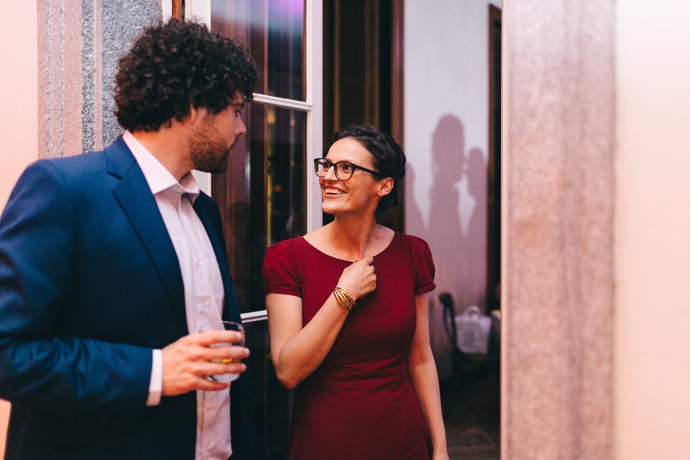 Hochzeit auf einer Insel: zwei Hochzeitsgäste lachen sich an