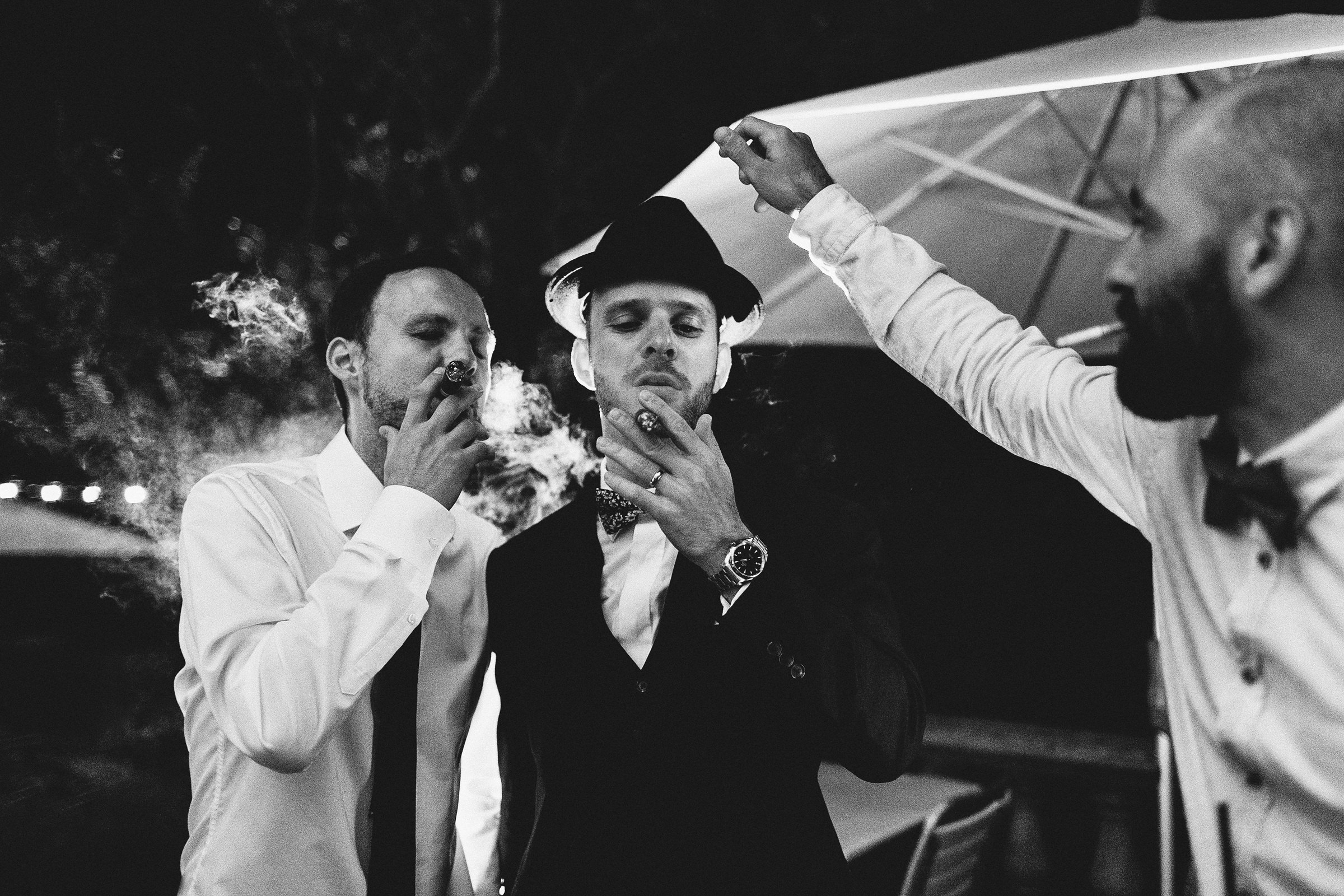Hochzeit auf einer Insel: drei Männer rauchen eine Zigarre