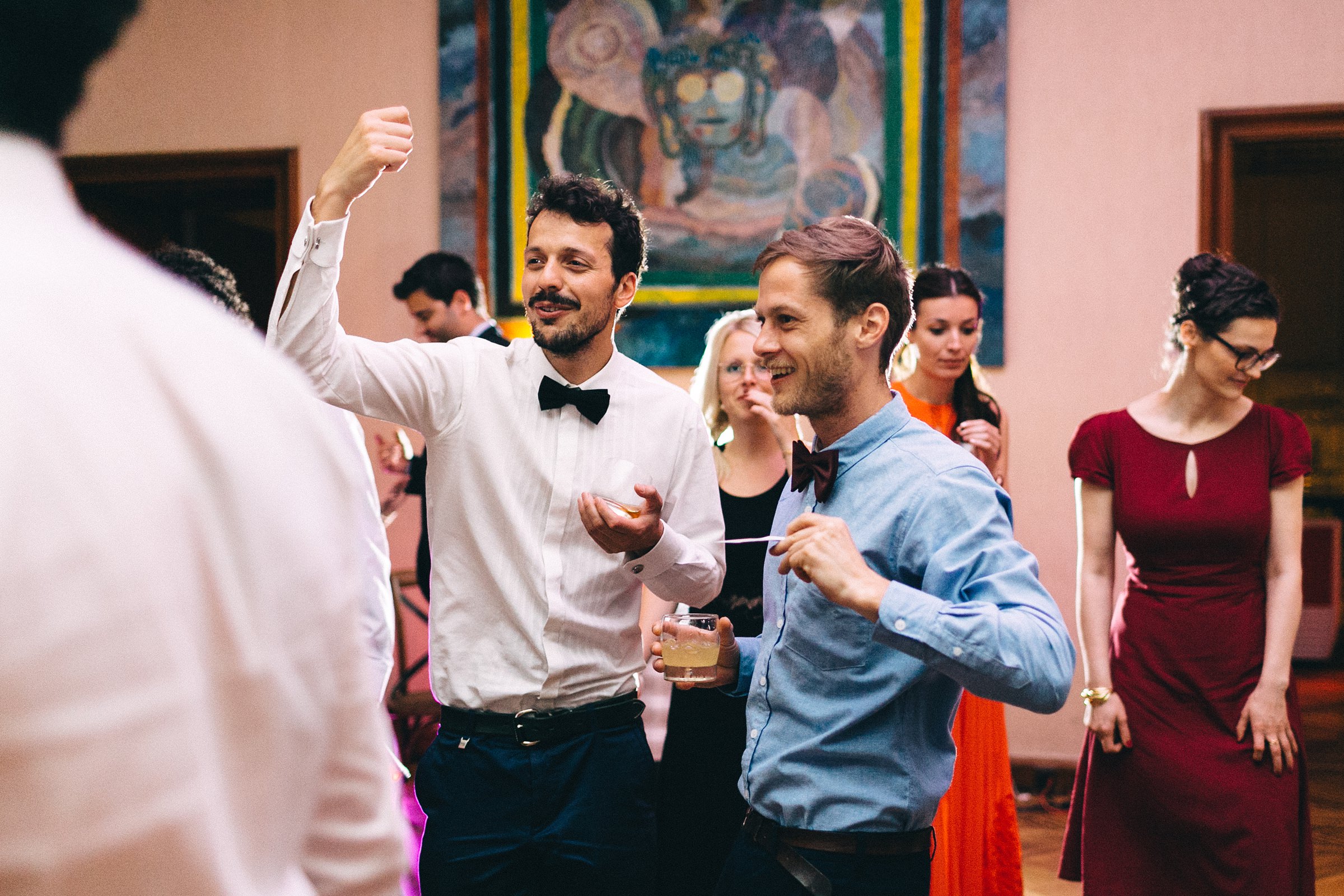 Hochzeit auf einer Insel: zwei Hochzeitsgäste lachen