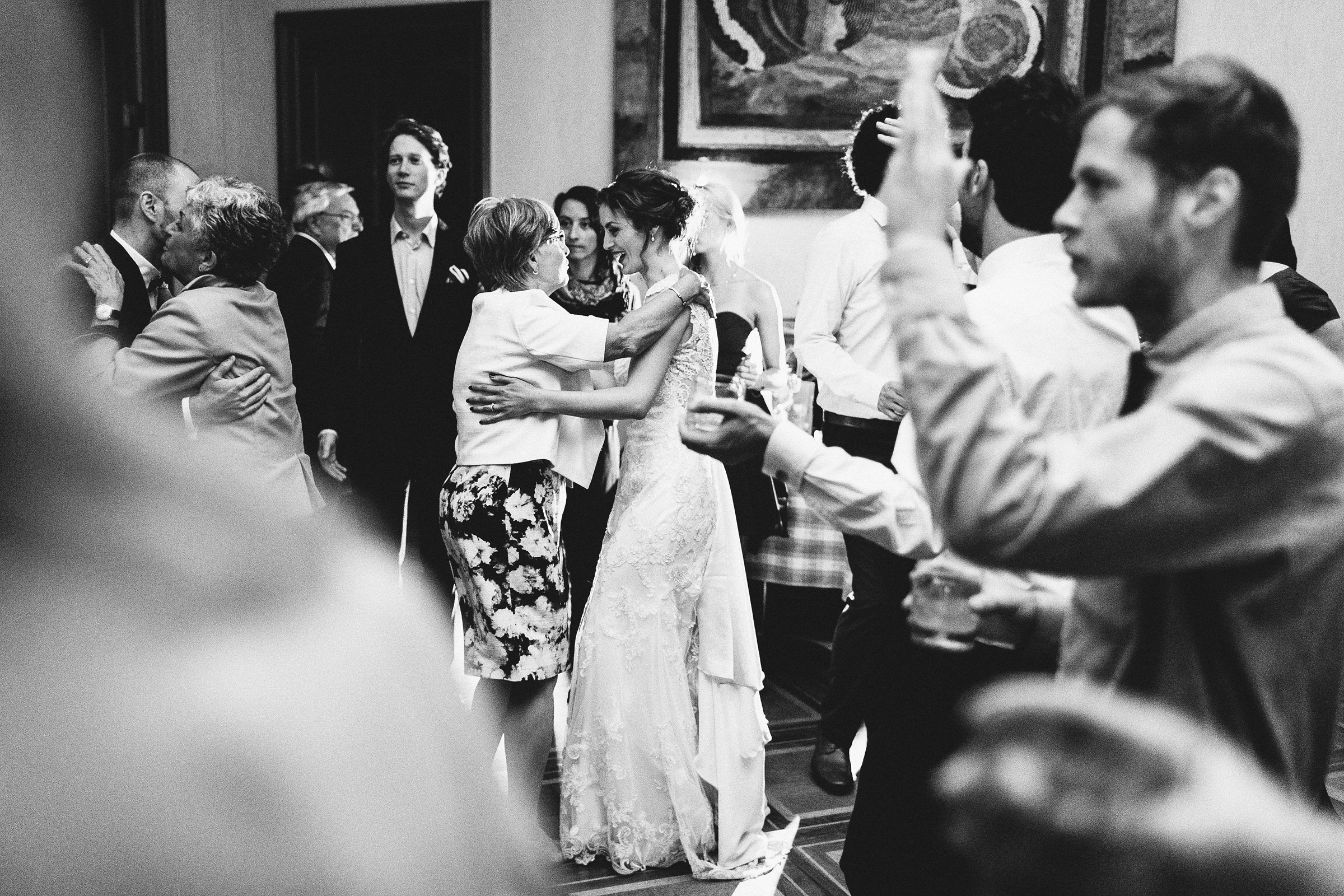 Hochzeit auf einer Insel: Braut wird von einem Hochzeitsgast umarmt