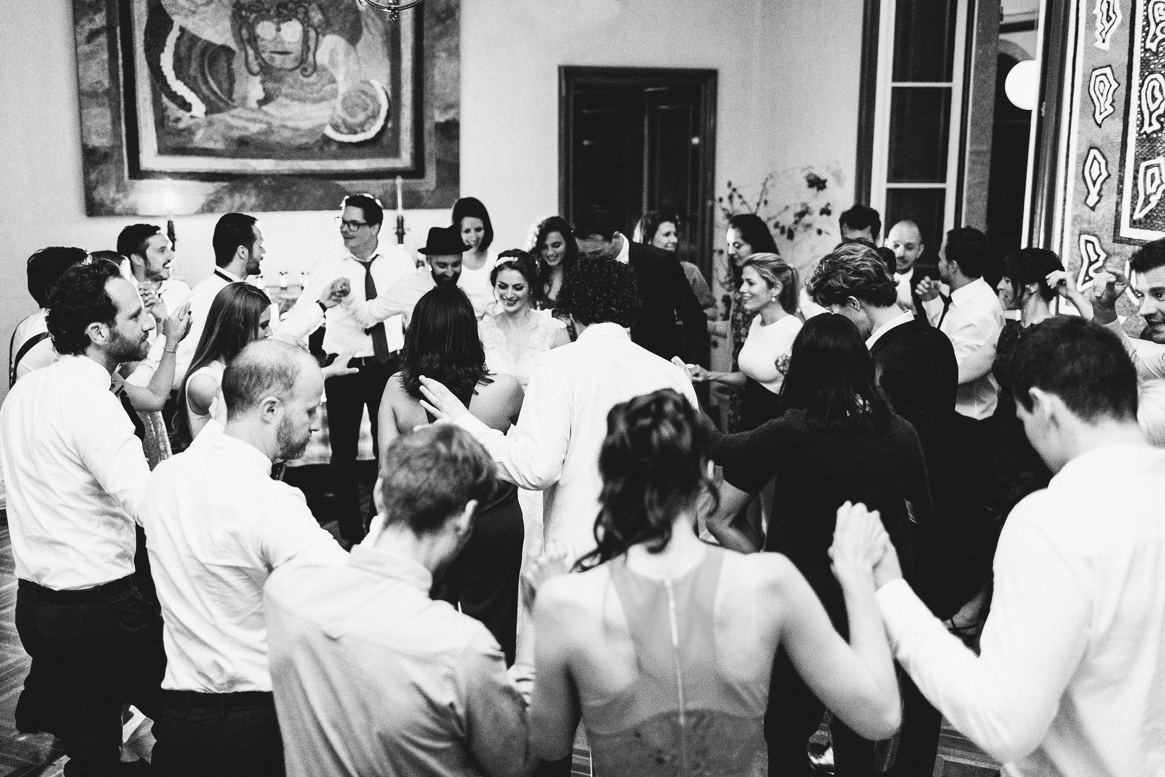 Hochzeit auf einer Insel: Hochzeitsgesellschaft tanzt im Kreis