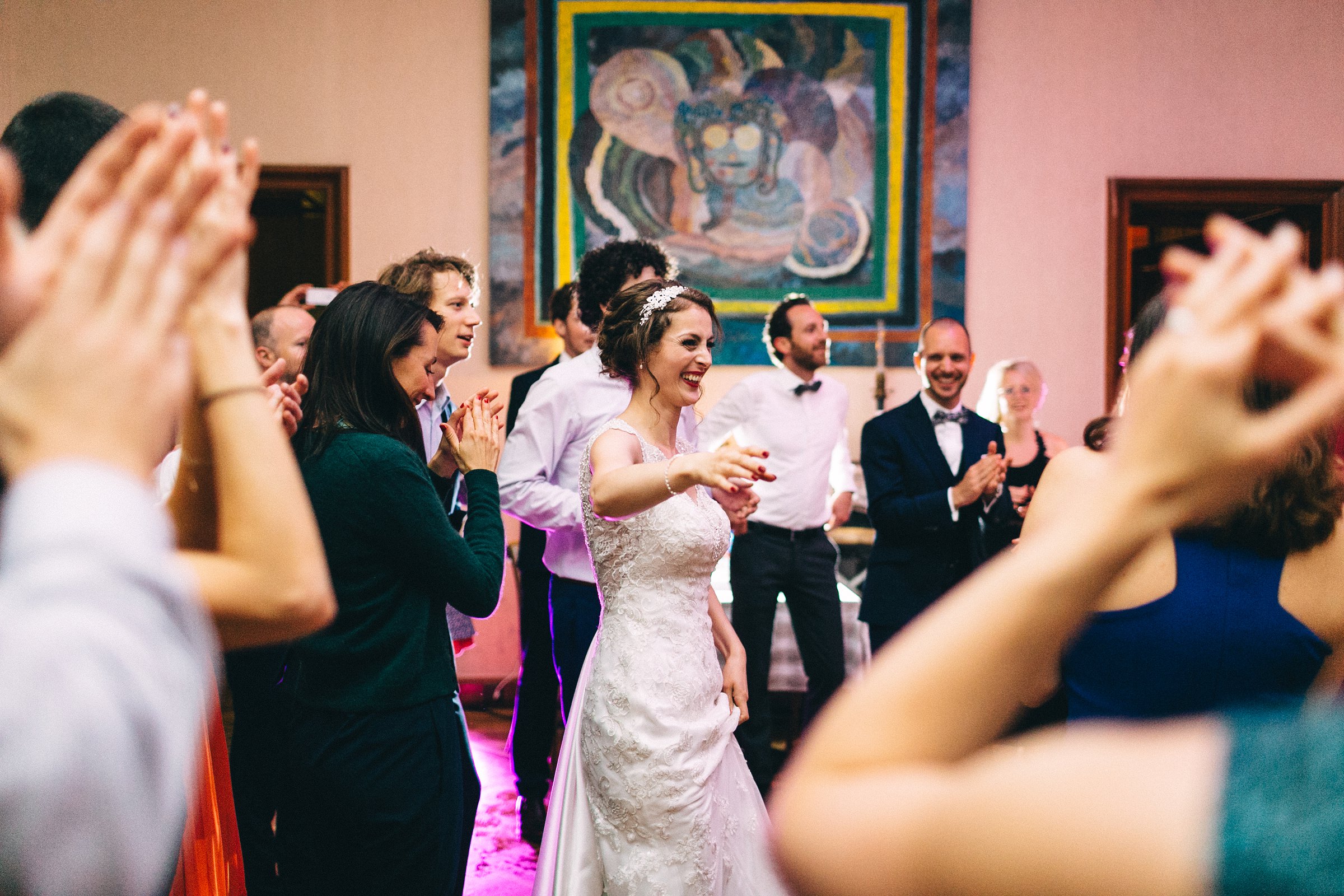 Hochzeit auf einer Insel: tanzende Braut und klatschende Gäste