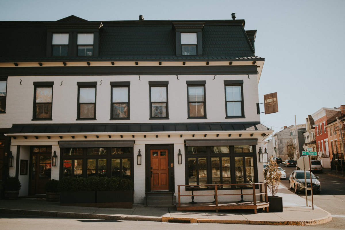 Hochzeit in New York - Ansicht eines Hauses an einer Straßenecke