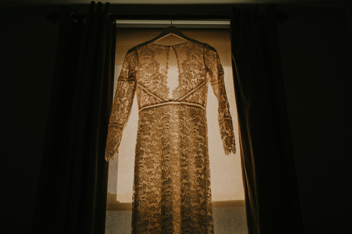 Hochzeit in New York - das Brautkleid auf dem Bügel, durch die feine Spitze fällt Licht