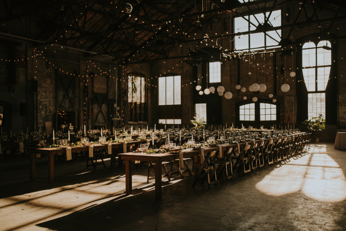 Hochzeit in New York - lange eingedeckte Tische, die Sonne scheint durch die alten Fenster