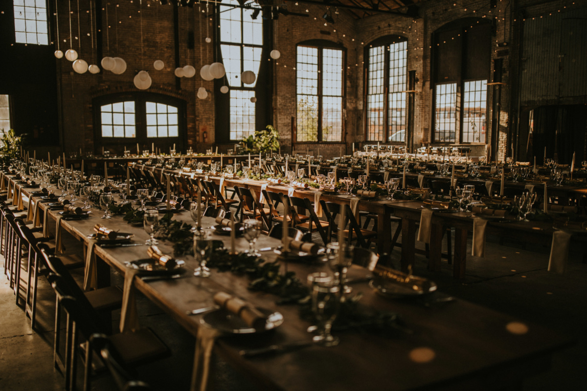 Hochzeit in New York - lange eingedeckte Tische, die Sonne scheint durch die alten Fenster