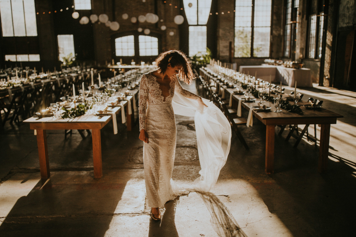 Hochzeit in New York - Braut in der Location im Sonnenlicht