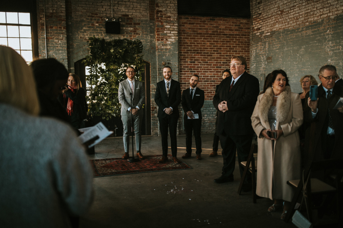 Hochzeit in New York - Bräutigam und Gäste warten auf die Braut