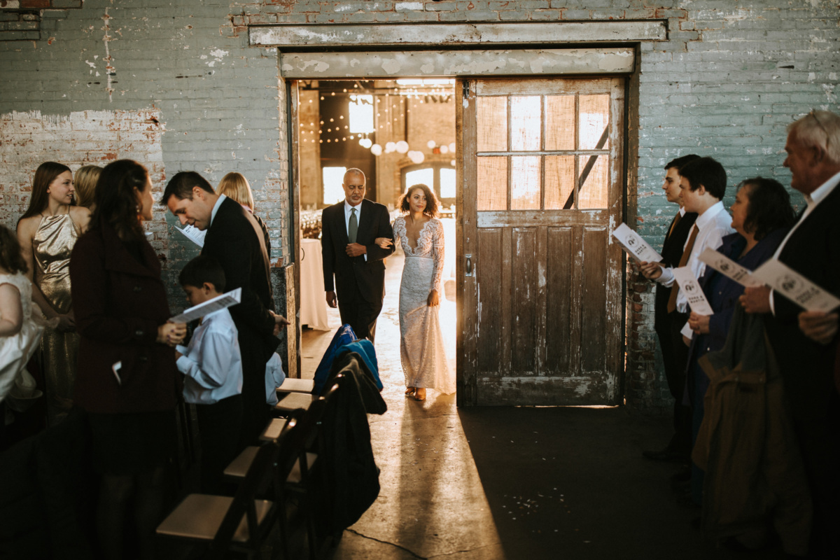 Hochzeit in New York - Braut wird zum Altar geführt