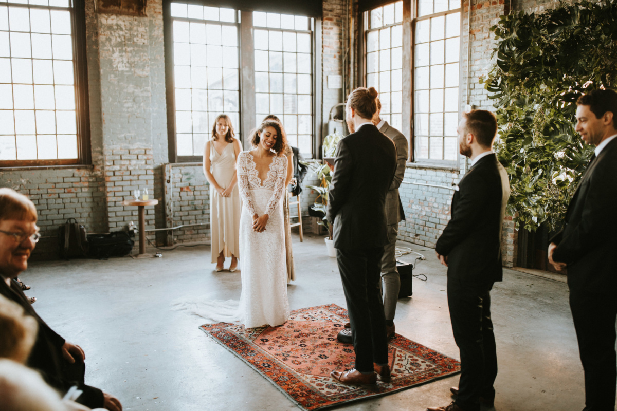 Hochzeit in New York - Braut lächelt und schaut nach unten