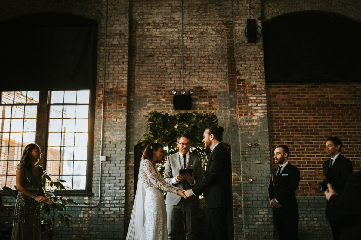 Hochzeit in New York - Brautpaar reicht sich die Hände