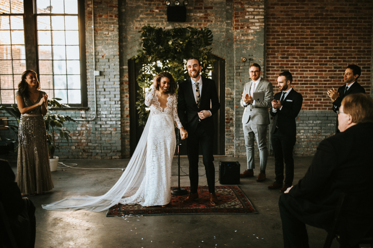 Hochzeit in New York - Brautpaar schaut lachend zu den Gästen