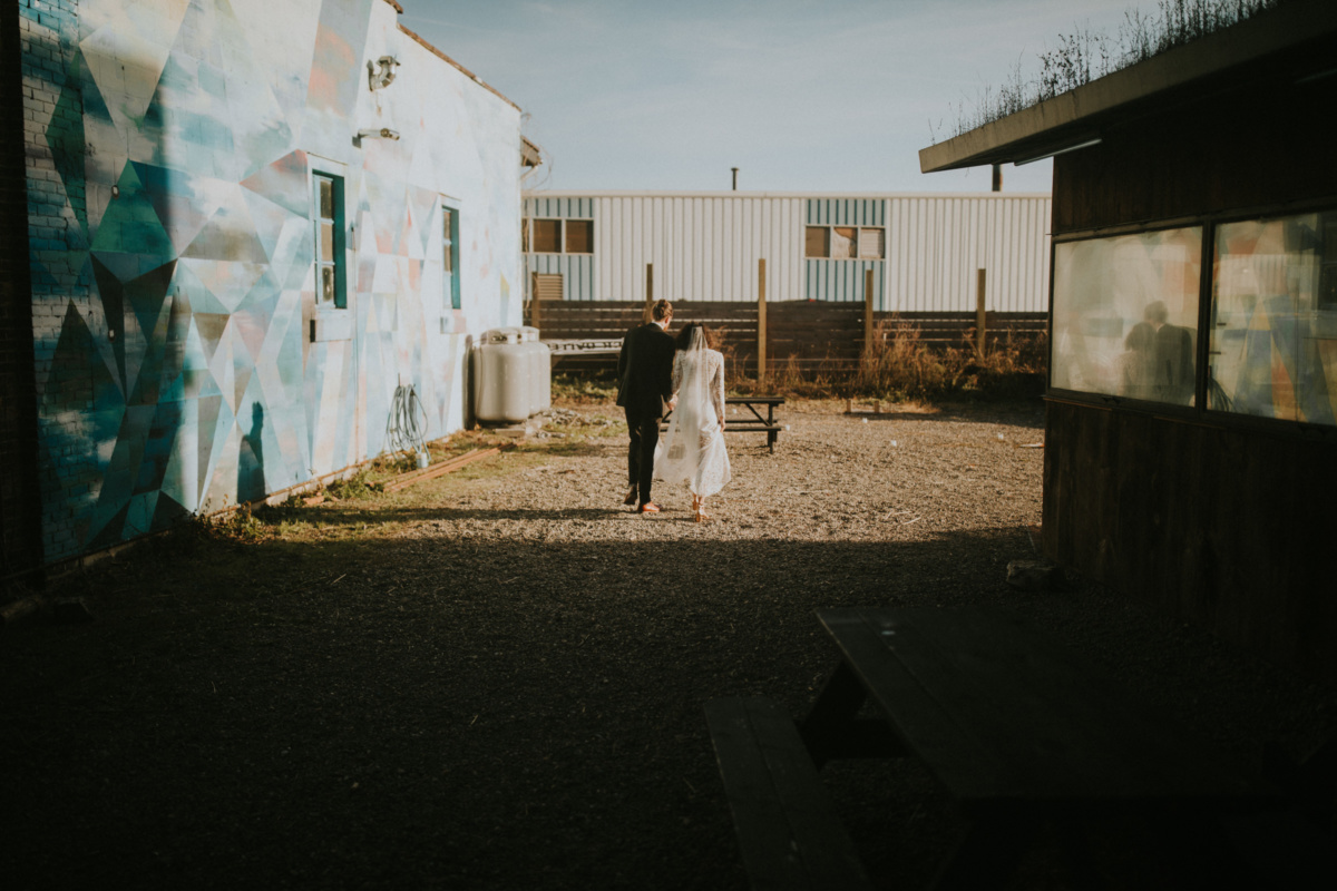 Hochzeit in New York - Brautpaar im Abendlicht auf dem Hinterhof der Location