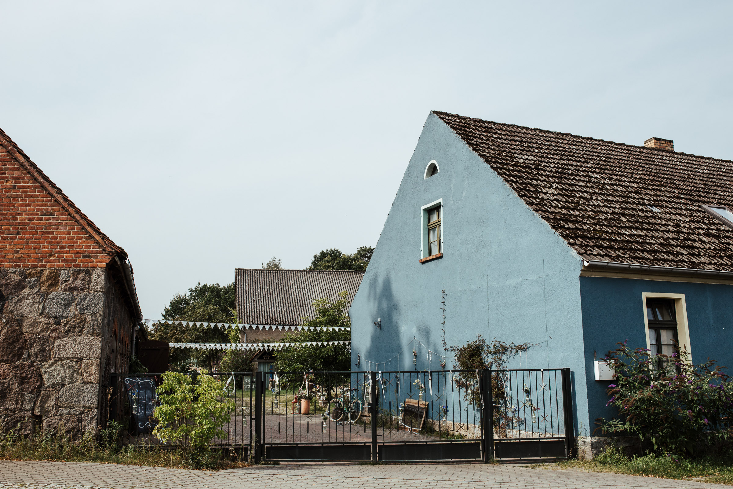 Blick auf den geschmückten Hof der Location für die Scheunenhochzeit