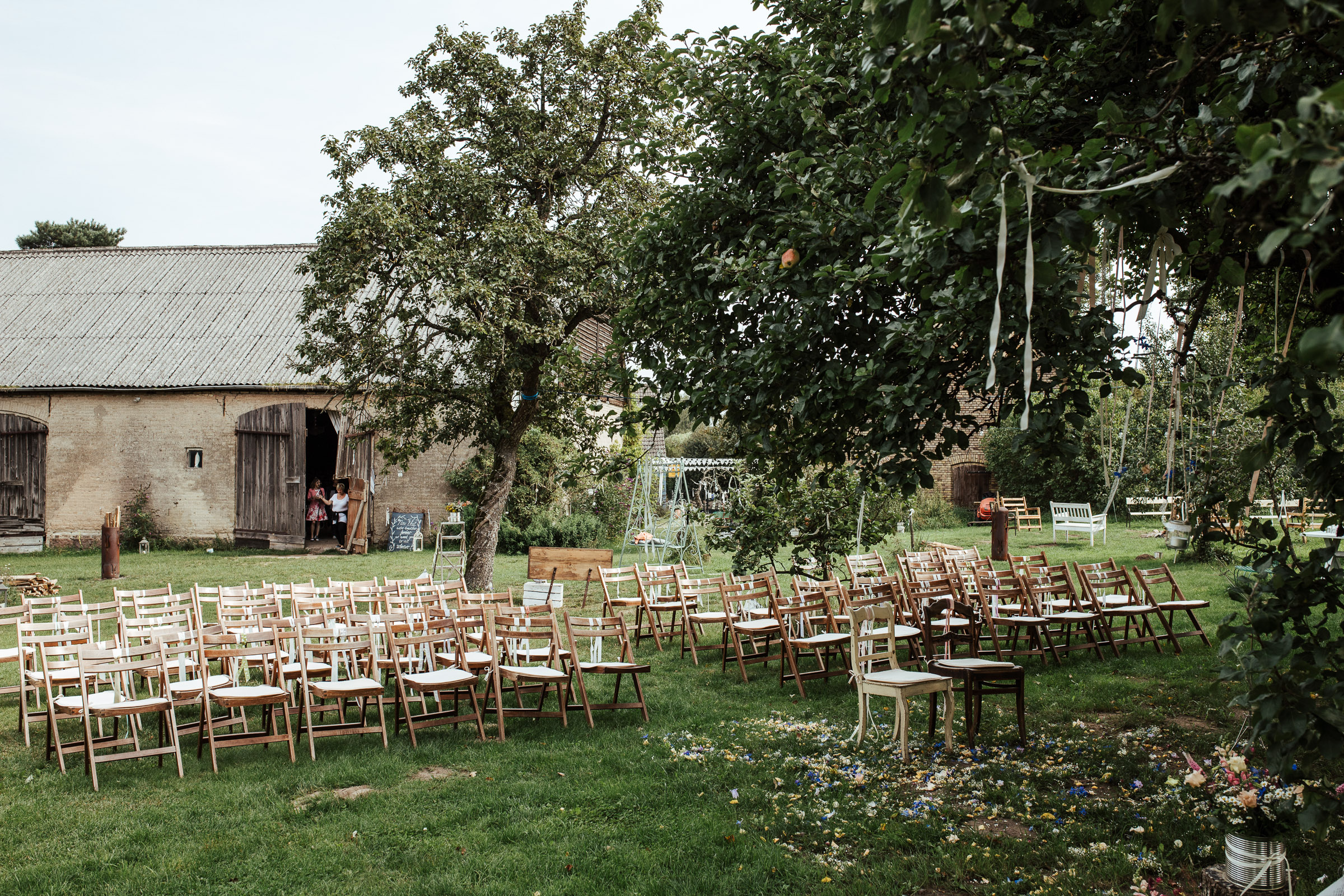 Blick auf den Garten in dem die Scheunenhochzeit stattfindet