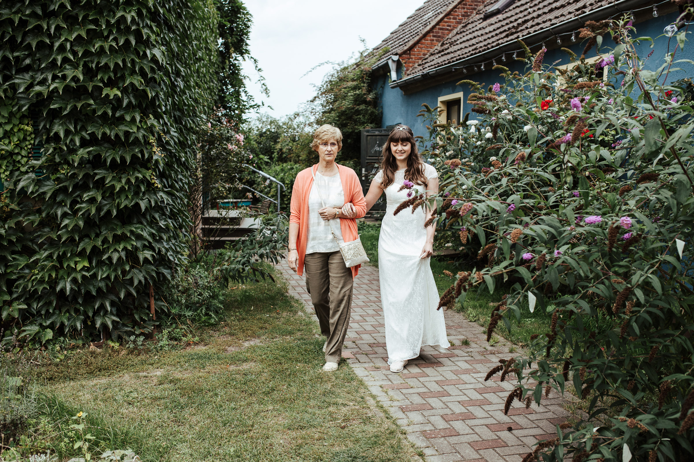 Beginn der Scheunenhochzeit, Braut wird zum Altar geführt