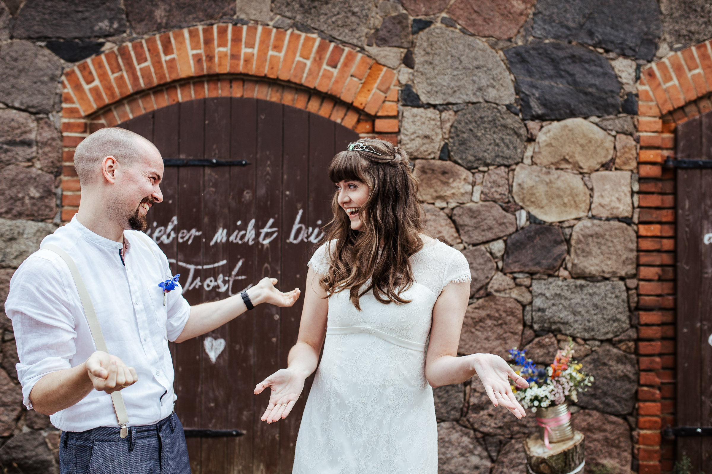 Brautpaar der Scheunenhochzeit, first look, beide lachen sich an