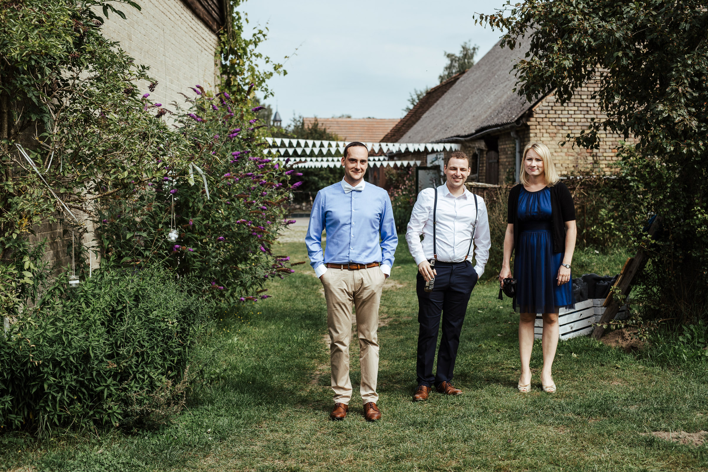 drei Gäste der Scheunenhochzeit im Garten