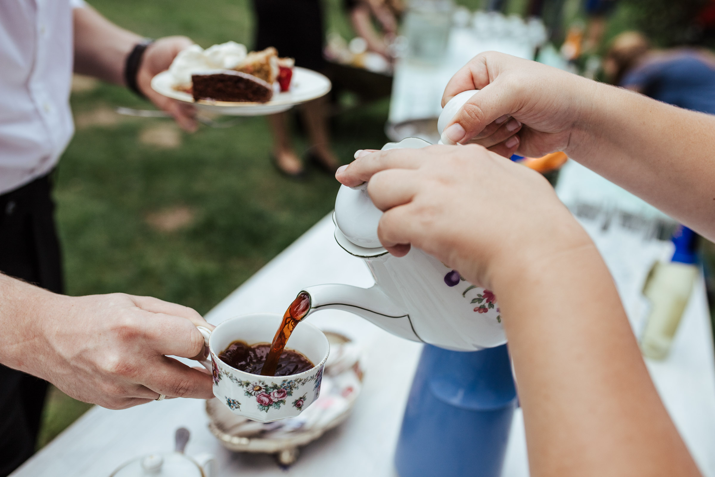 aus einer Vintagekanne wird Kaffee in eine Tasse gegossen, passend zur Scheunenhochzeit