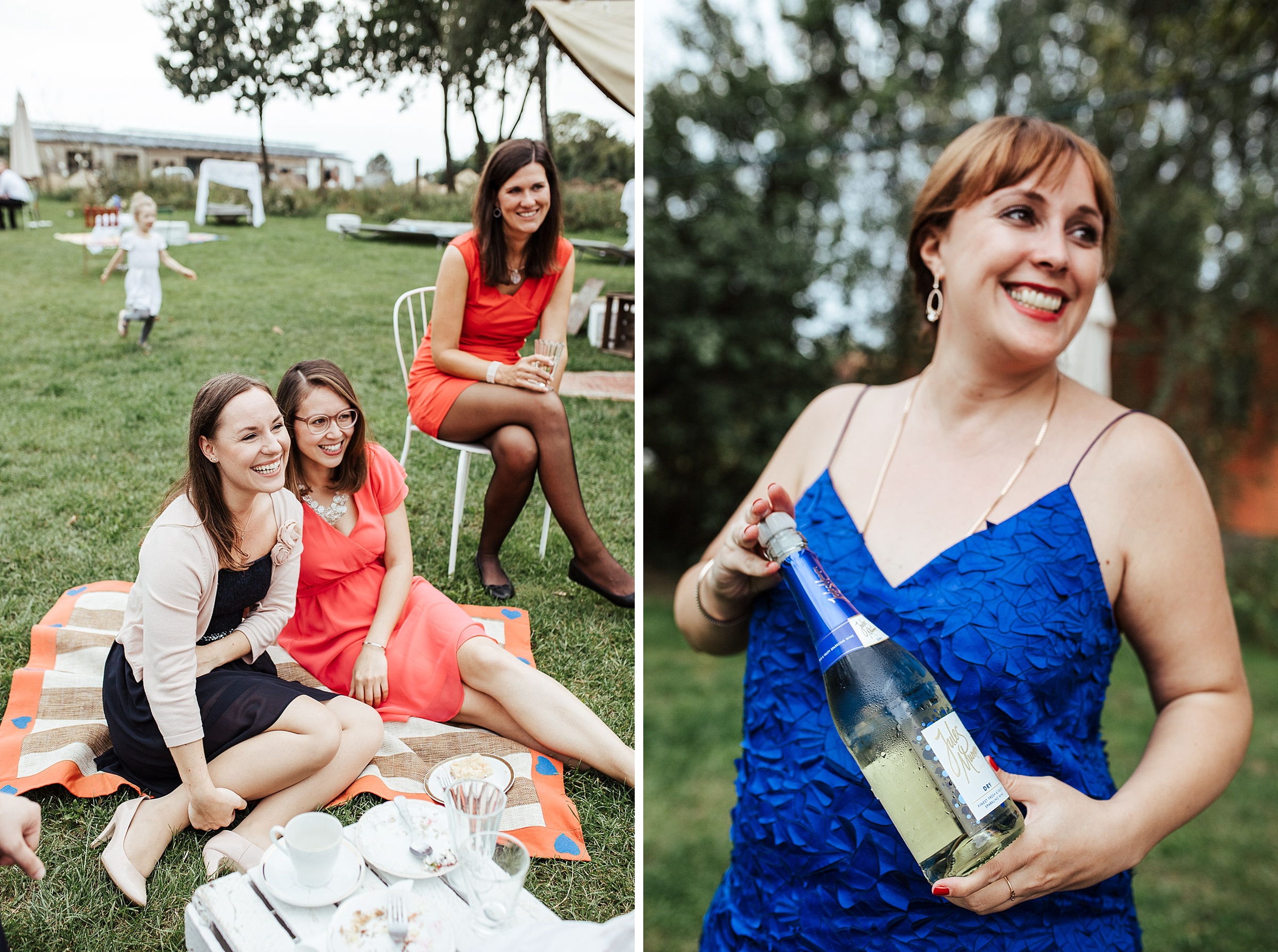 Scheunenhochzeit: links, Gäste auf Picknickdecke, rechts, Gast mit Sektflasche