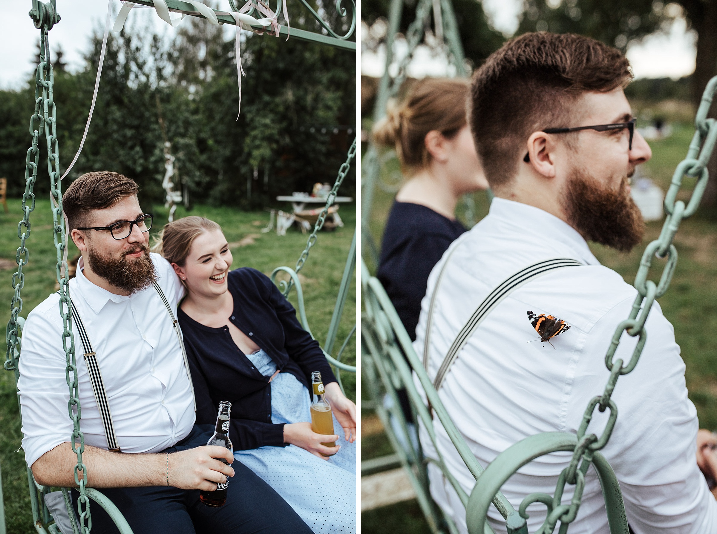 Gäste der Scheunenhochzeit auf Hollywoodschaukel, rechts, ein Schmetterling auf dem Hemd eines Gastes
