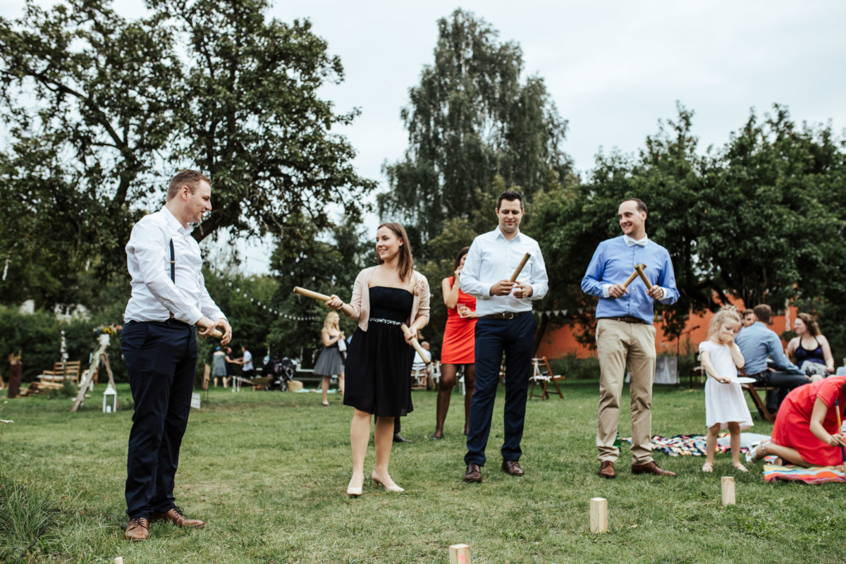 Gäste der Scheunenhochzeit spielen ein Spiel im Garten