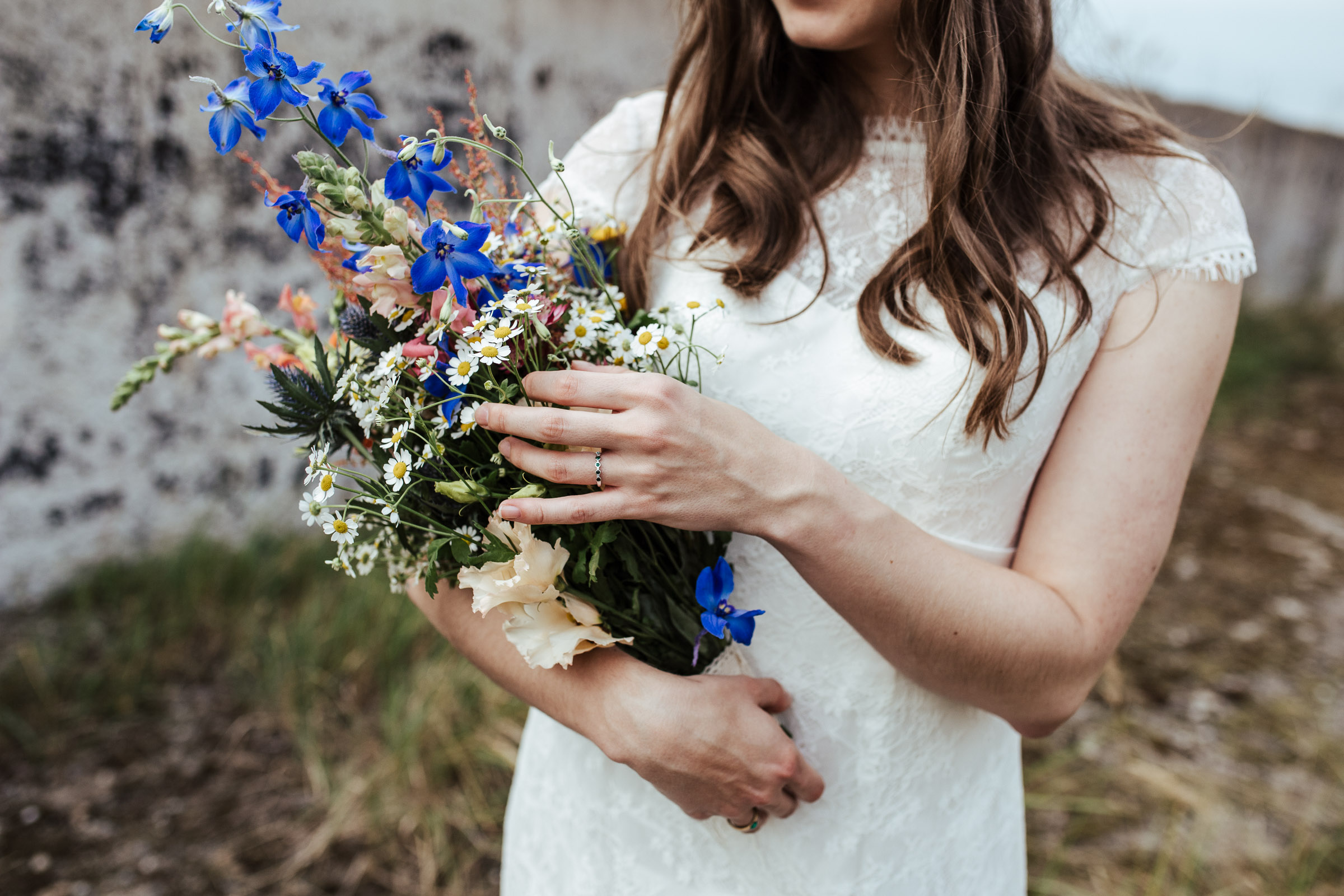 Nahaufnahme des Brautpaars der Scheunenhochzeit