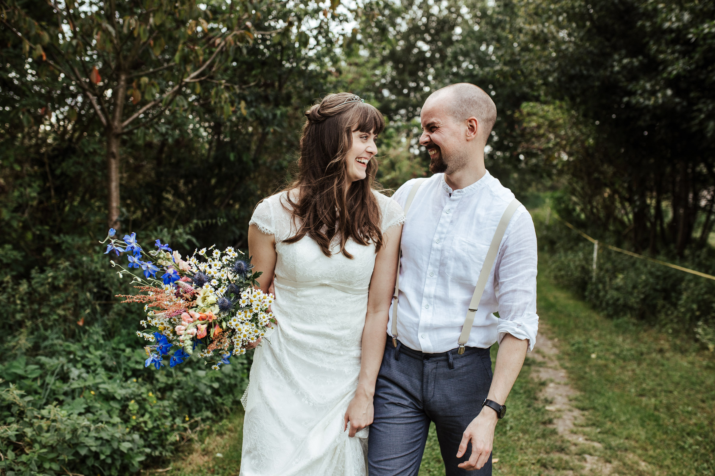 Brautpaar der Scheunenhochzeit strahlt sich an